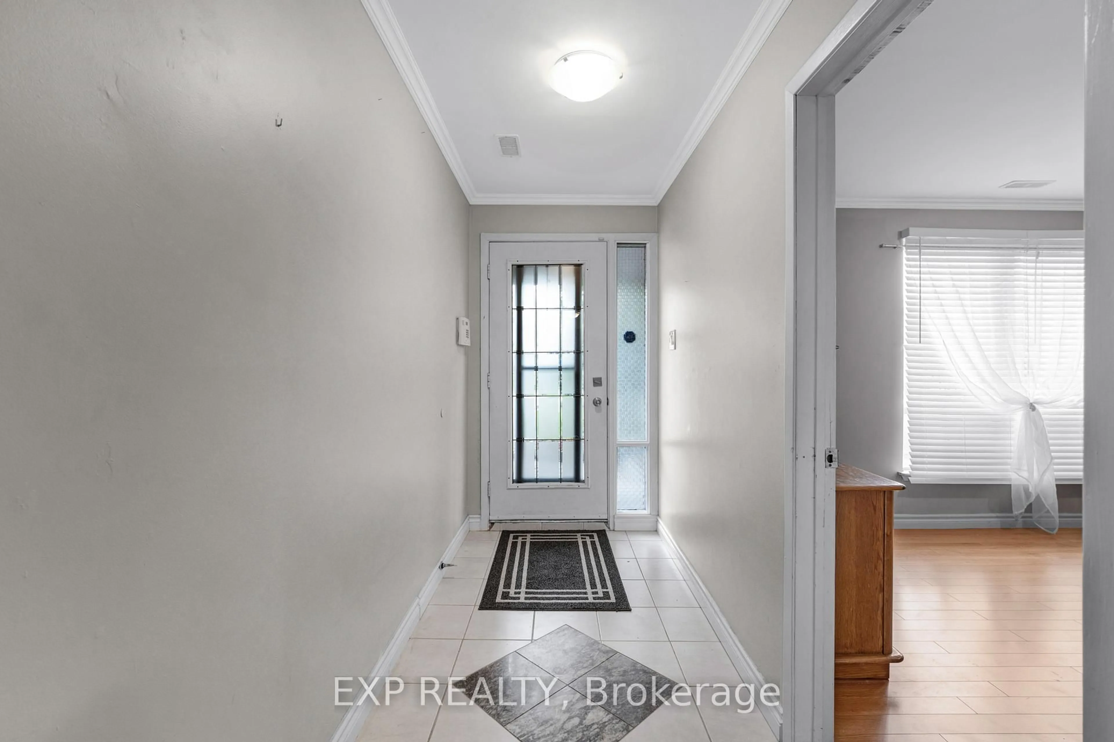 Indoor entryway for 810 Srigley St, Newmarket Ontario L3Y 1X7