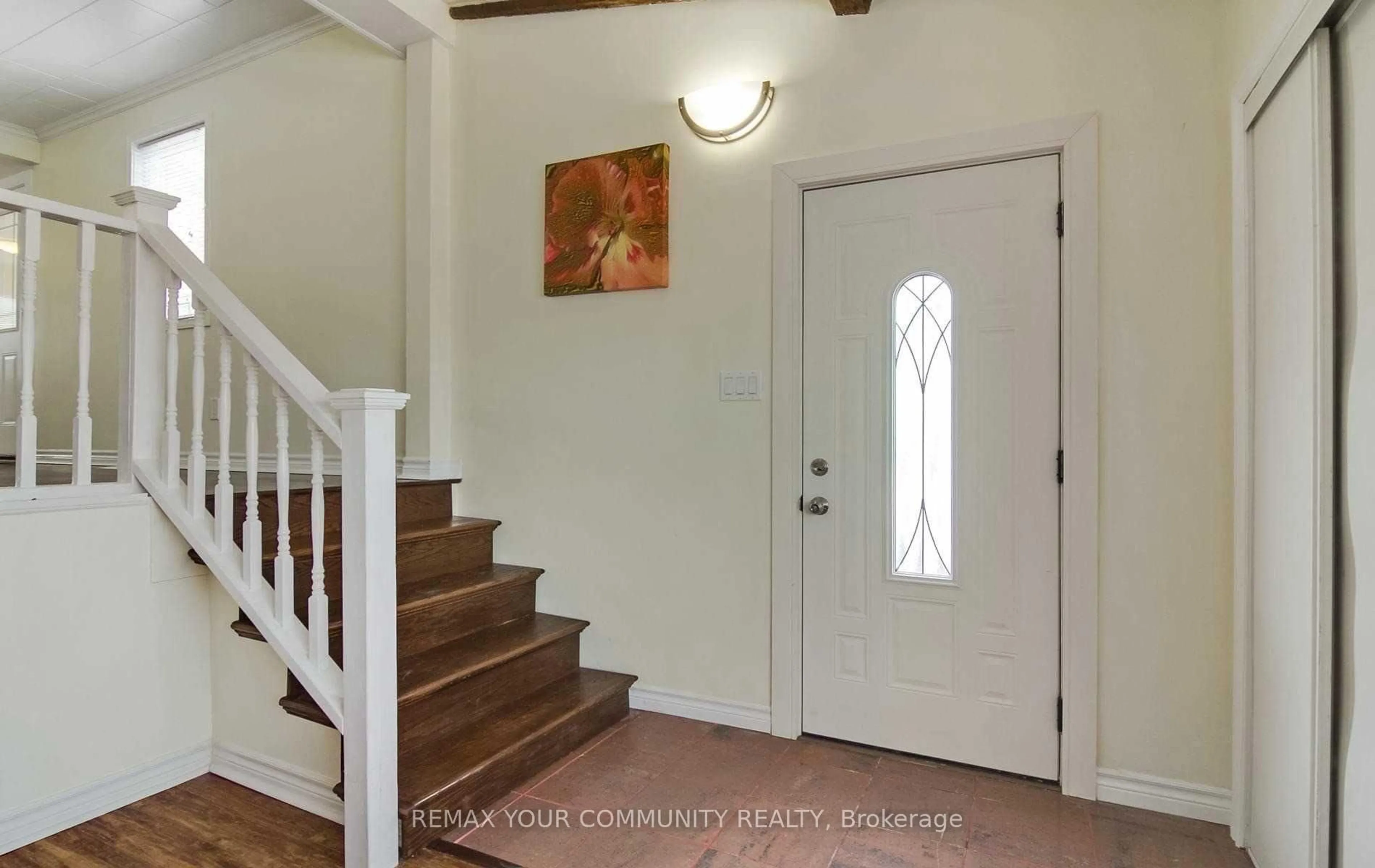Indoor entryway for 14649 Woodbine Ave, Whitchurch-Stouffville Ontario L4H 2G0