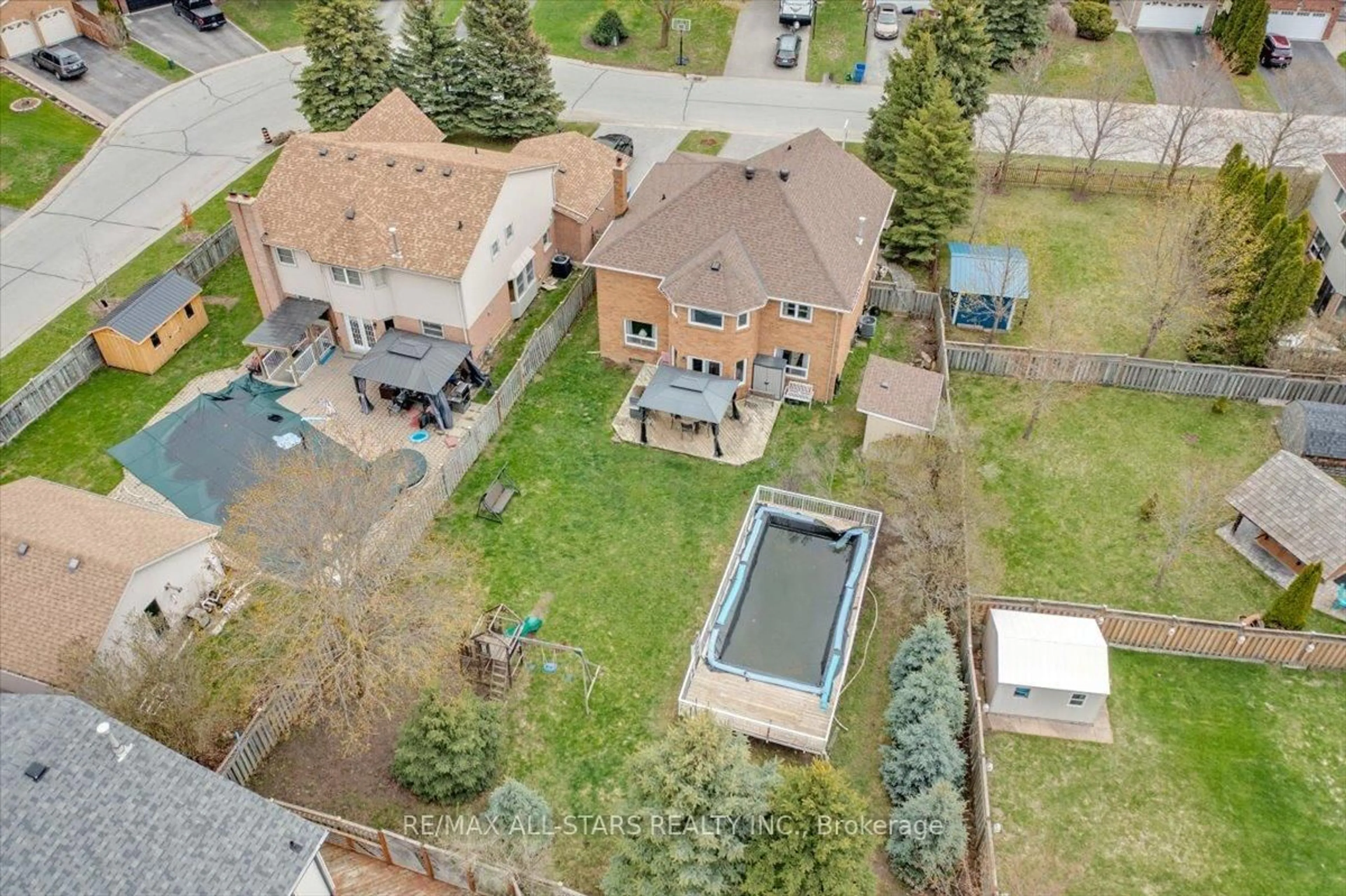 A pic from outside/outdoor area/front of a property/back of a property/a pic from drone, street for 6 Hadera Pl, Georgina Ontario L4P 3N6