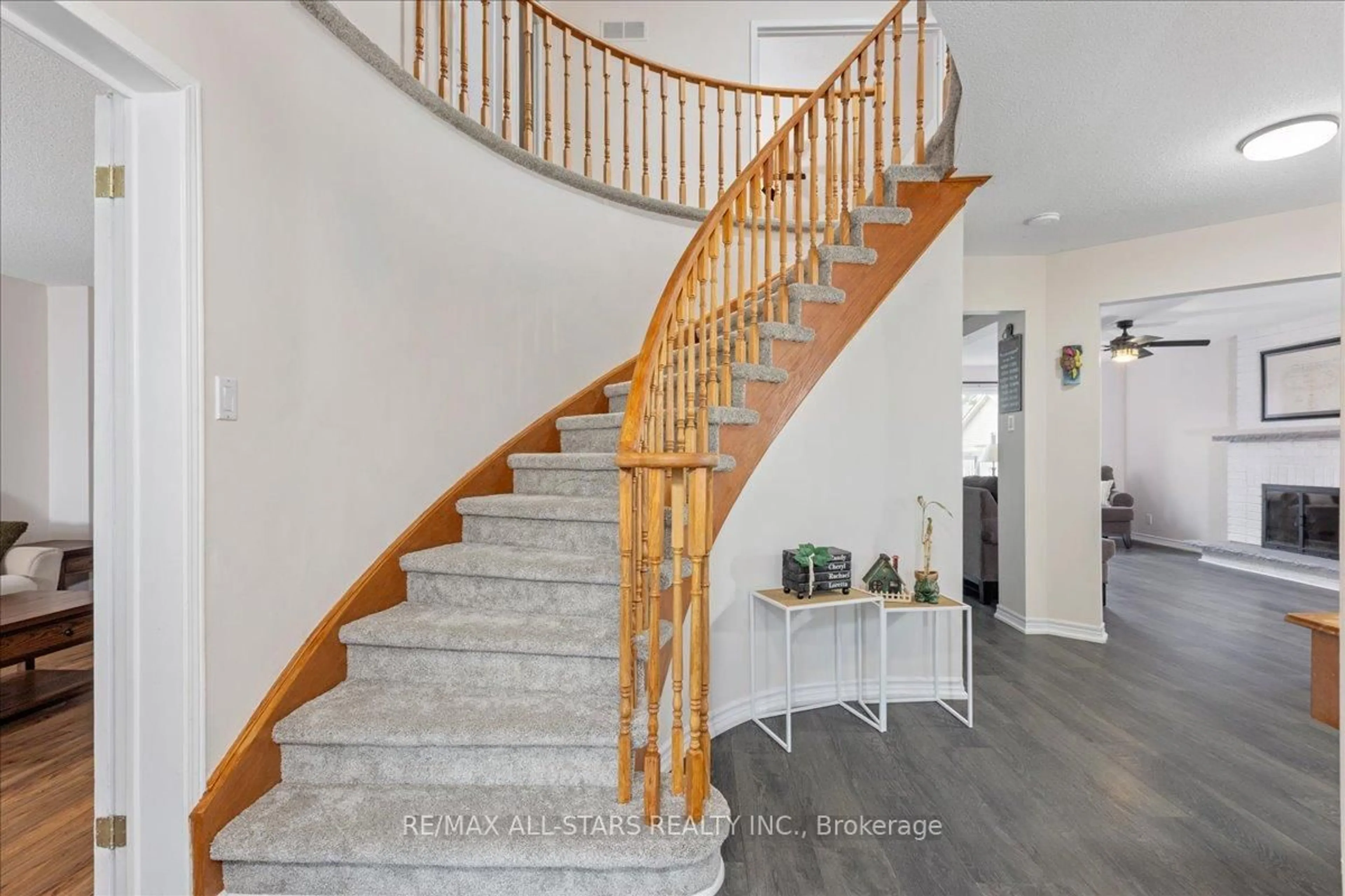 Stairs for 6 Hadera Pl, Georgina Ontario L4P 3N6