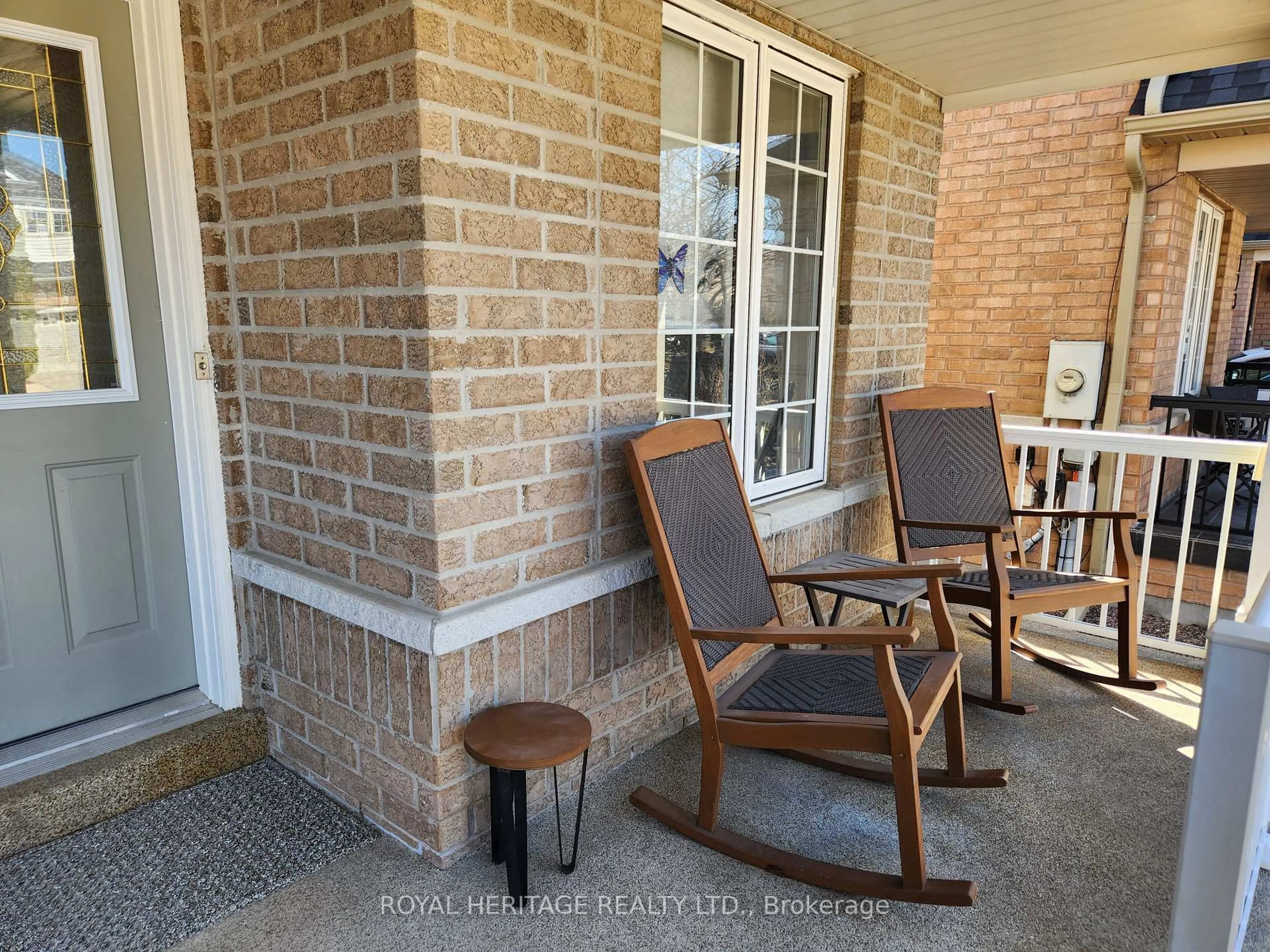 Patio, street for 127 Knapton Dr, Newmarket Ontario L3X 3B3
