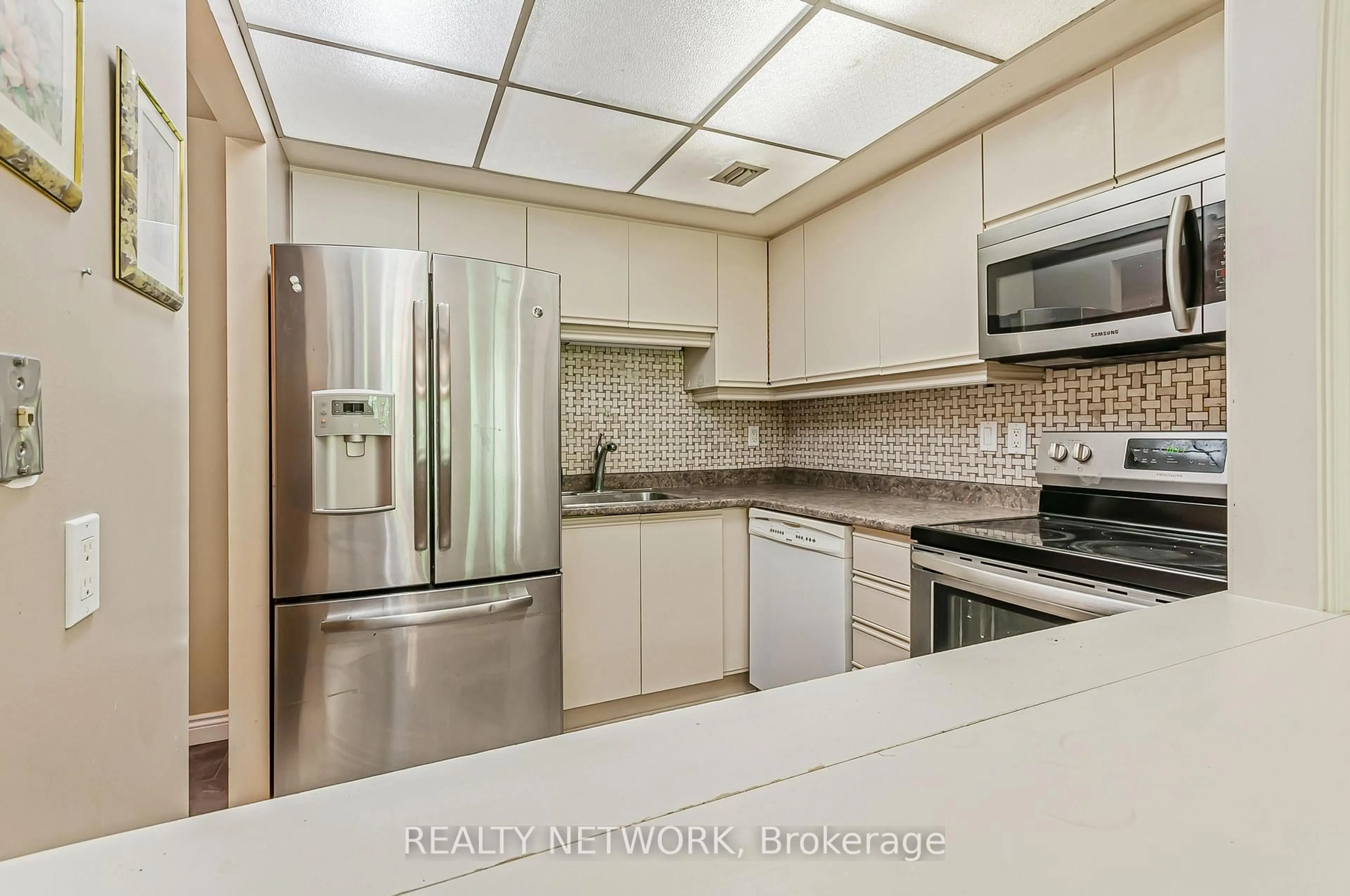 Standard kitchen, unknown for 249 Major Mackenzie Dr #106, Richmond Hill Ontario L4C 9M8
