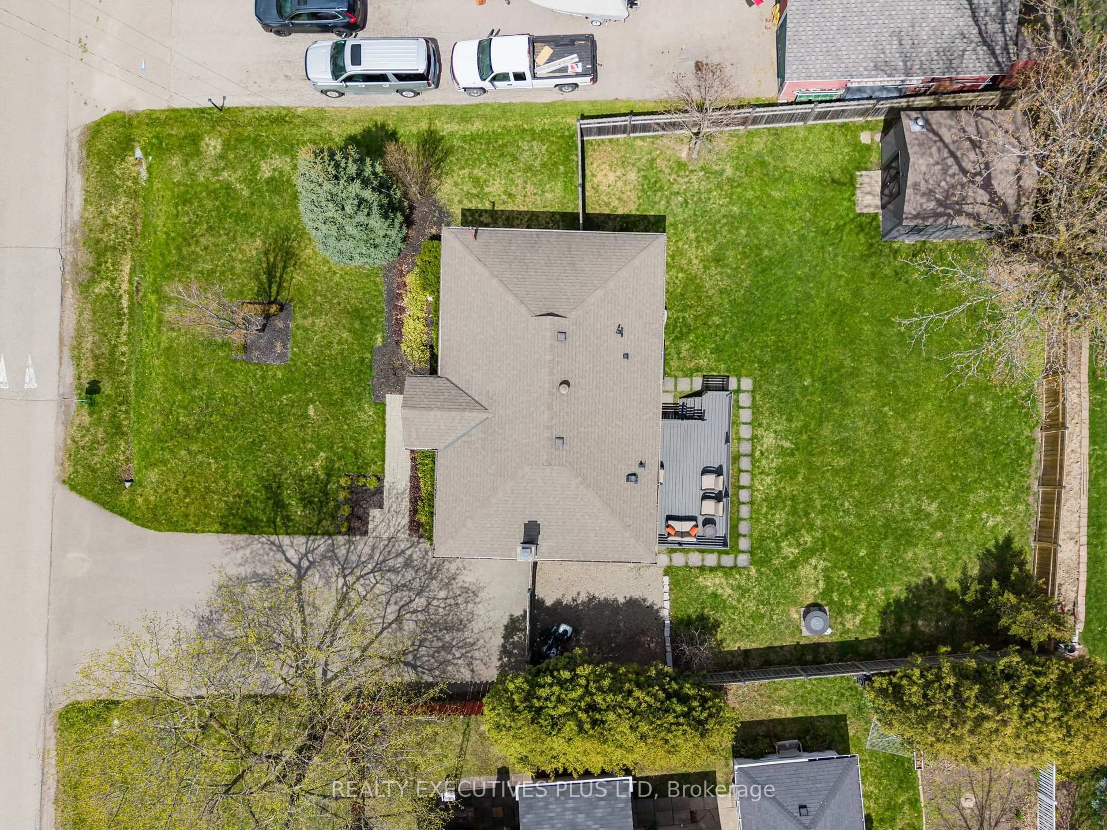 A pic from outside/outdoor area/front of a property/back of a property/a pic from drone, street for 9 Hazelbury Dr, King Ontario L0G 1N0