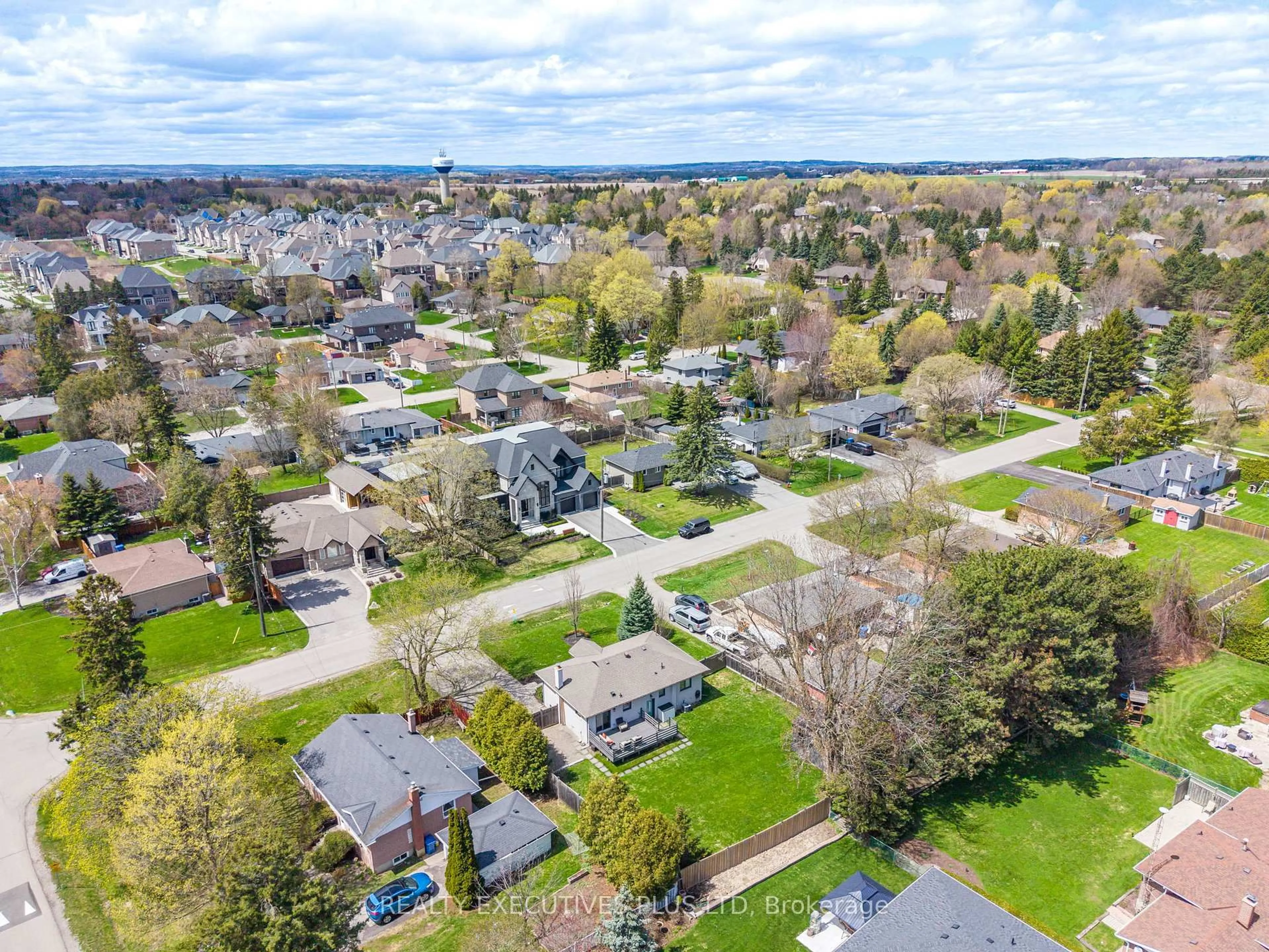 A pic from outside/outdoor area/front of a property/back of a property/a pic from drone, street for 9 Hazelbury Dr, King Ontario L0G 1N0