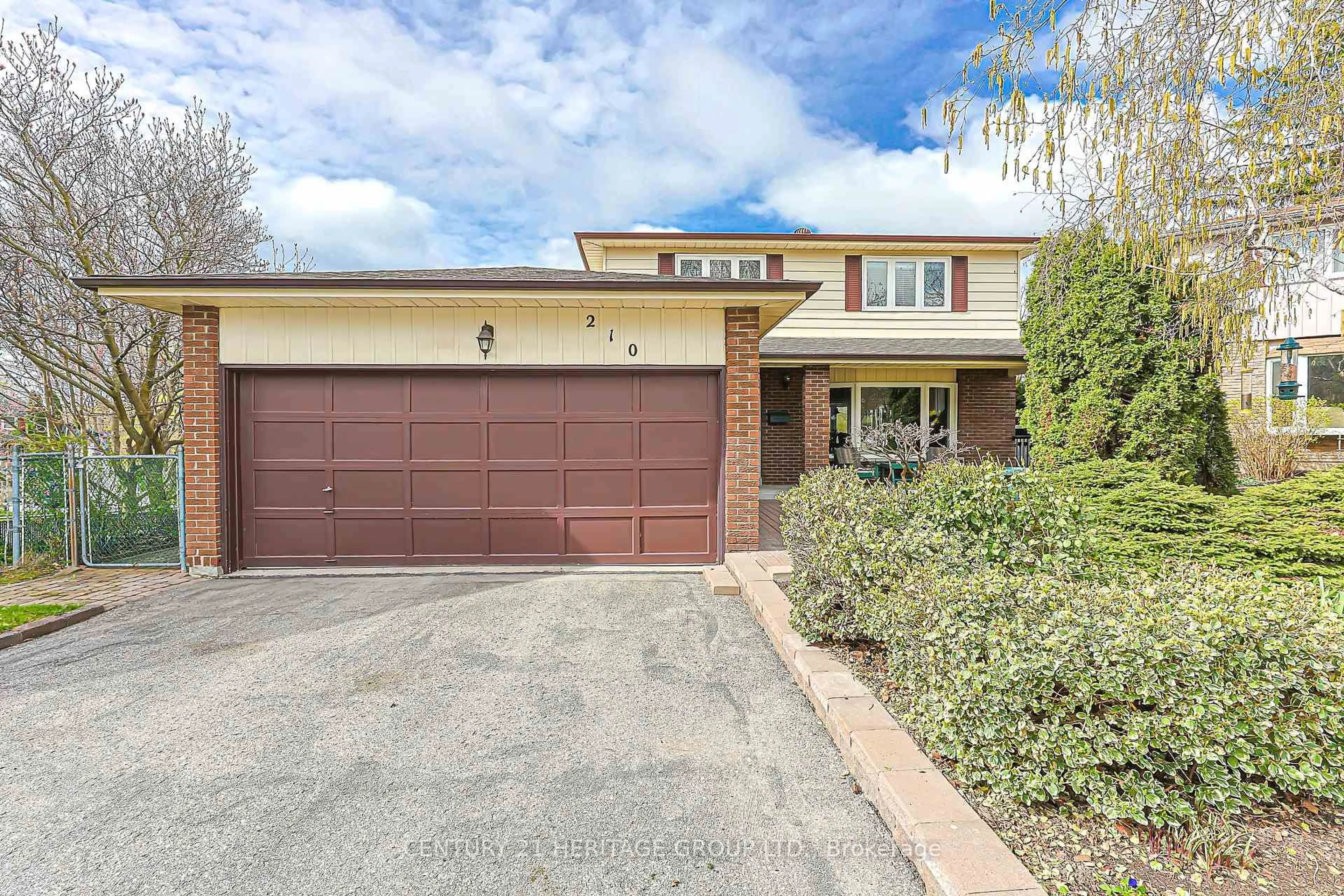 Home with brick exterior material, street for 210 Thornwillow Crt, Newmarket Ontario L3Y 5R2
