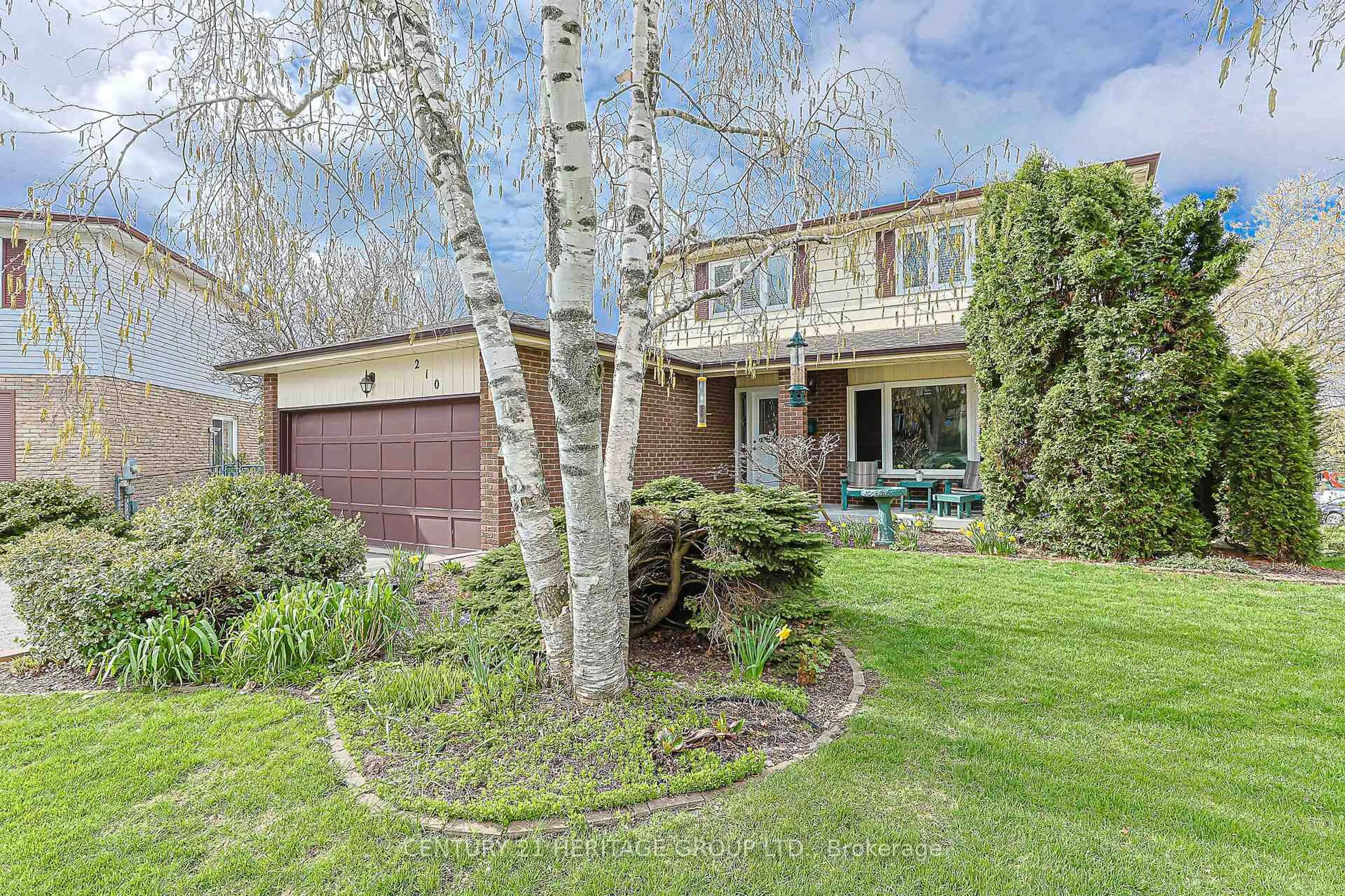 Home with brick exterior material, street for 210 Thornwillow Crt, Newmarket Ontario L3Y 5R2