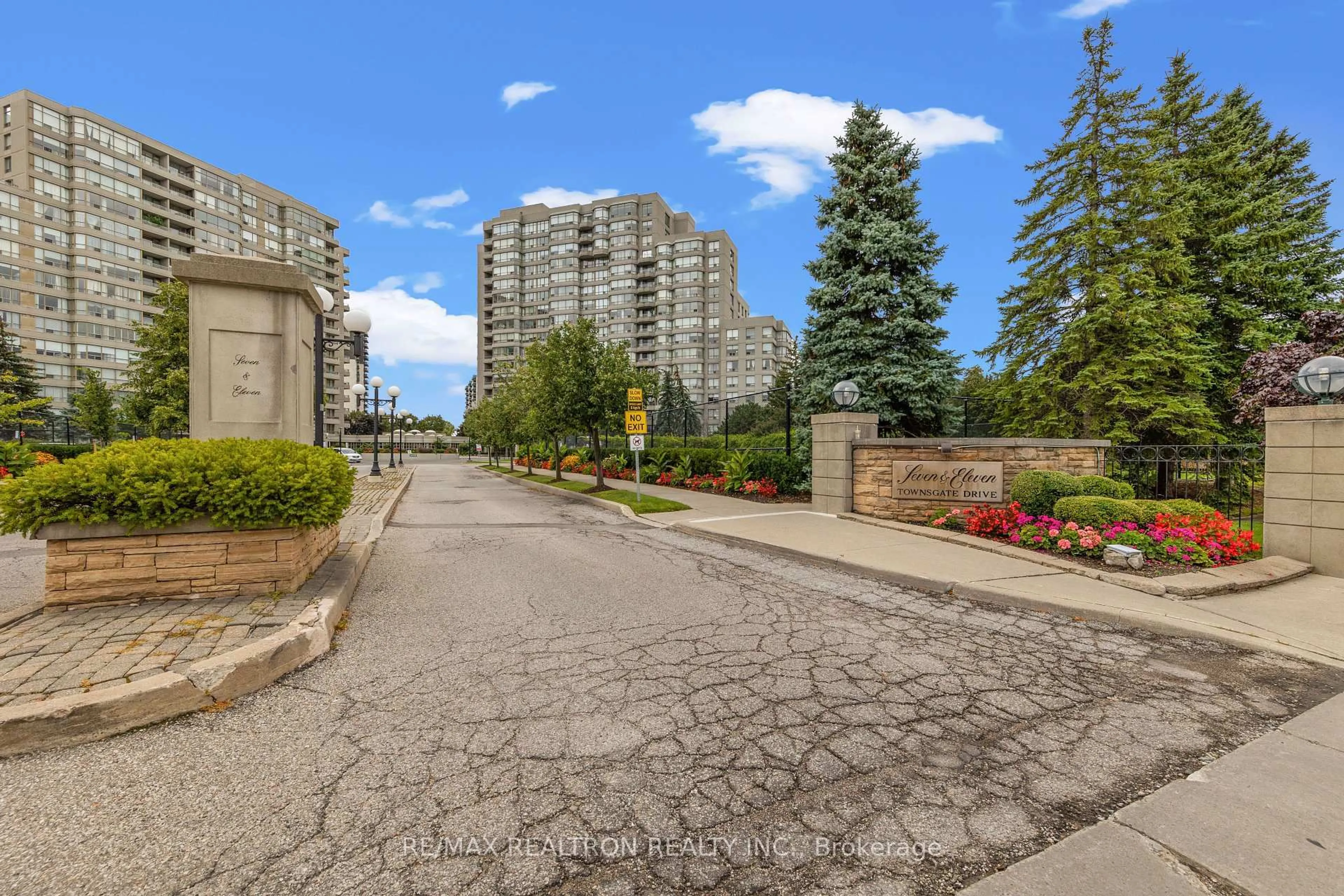Patio, water/lake/river/ocean view for 11 Townsgate Dr #210, Vaughan Ontario L4J 8G4