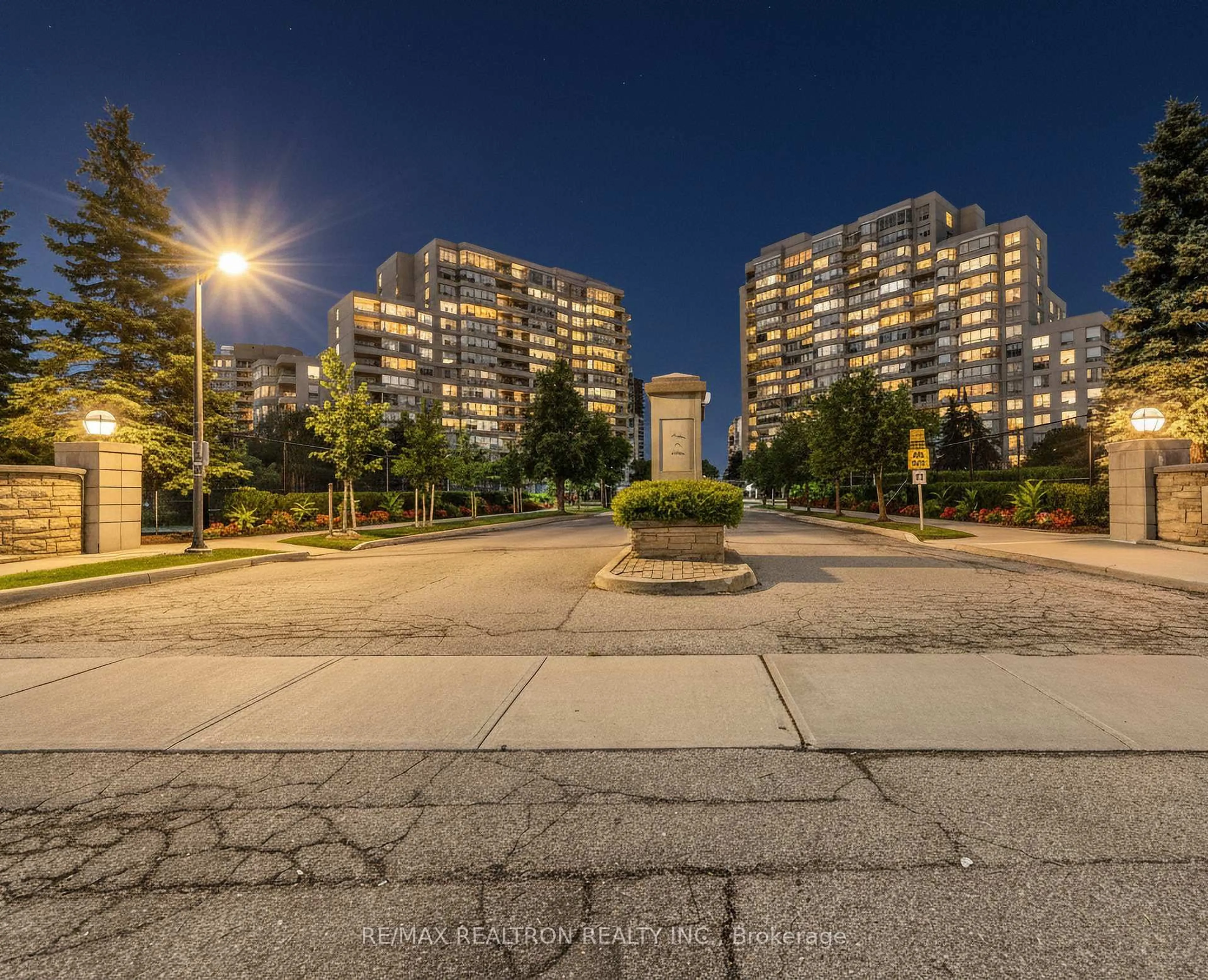 Unknown for 11 Townsgate Dr #210, Vaughan Ontario L4J 8G4