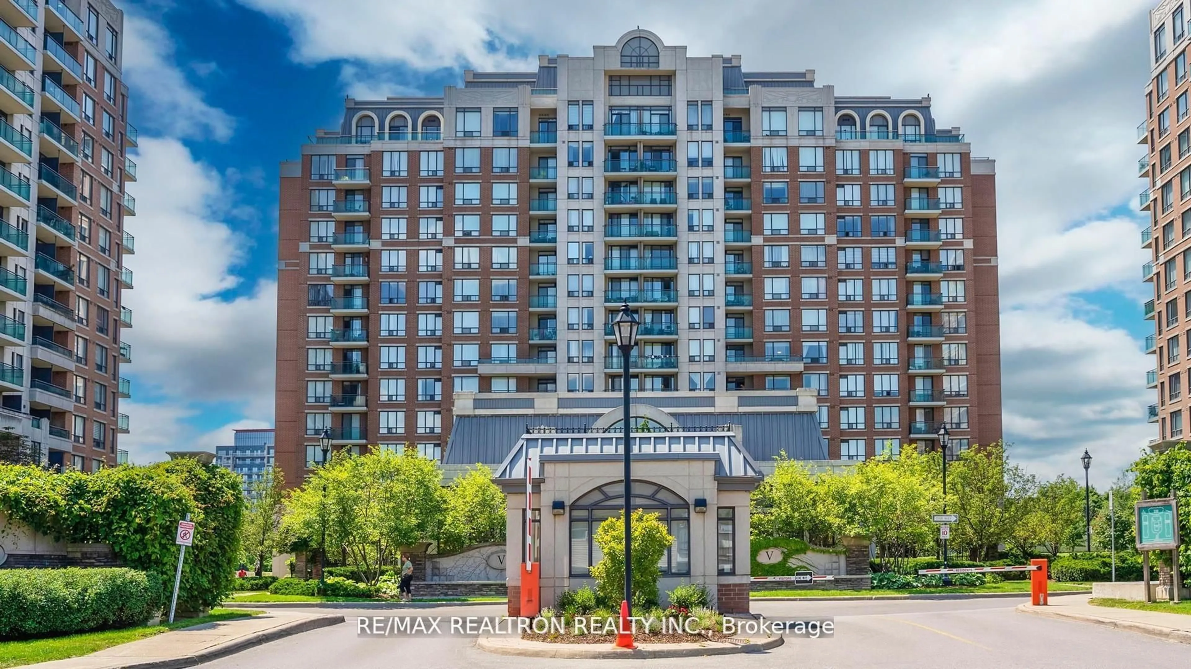 Indoor foyer for 330 Red Maple Rd #103, Richmond Hill Ontario L4C 0T6