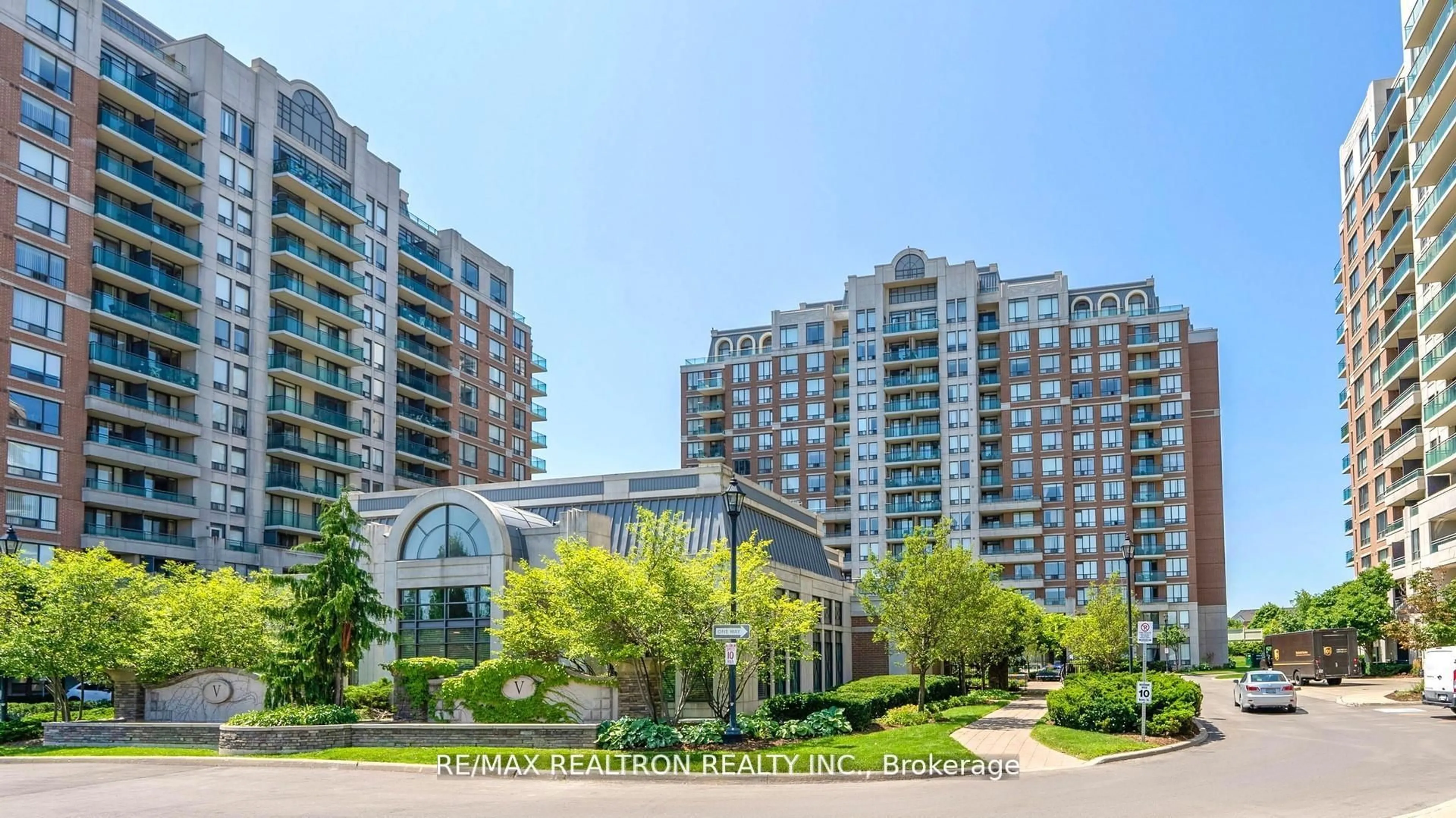 Indoor foyer for 330 Red Maple Rd #103, Richmond Hill Ontario L4C 0T6