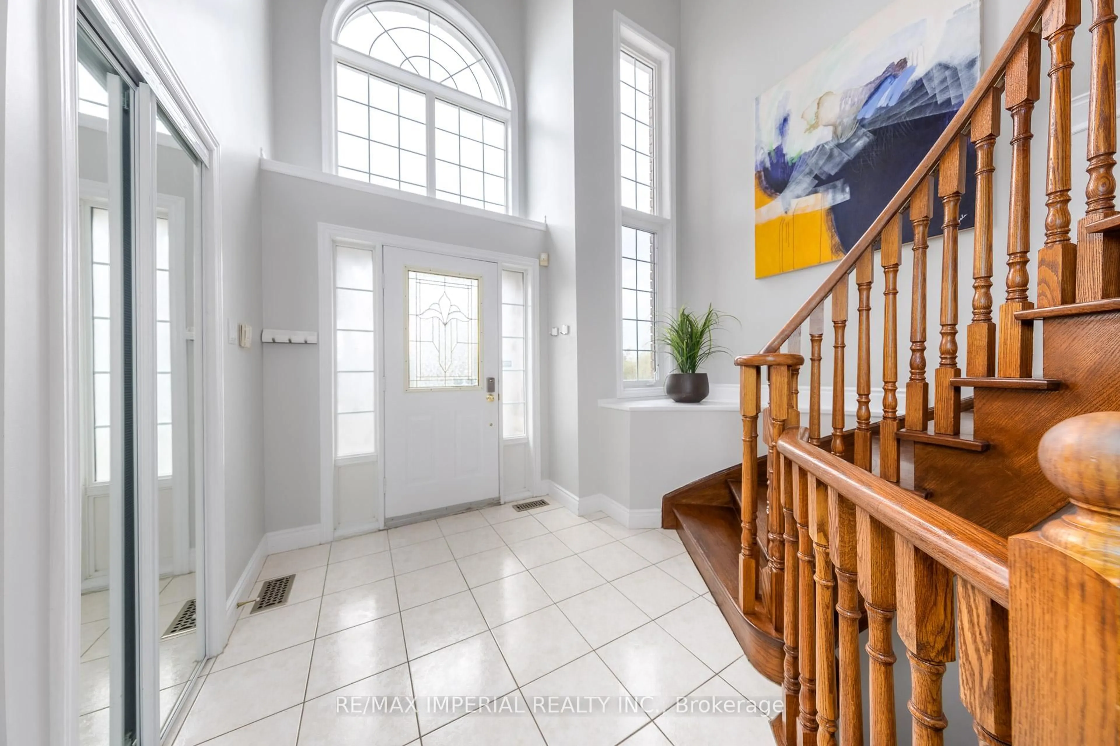 Indoor foyer for 193 Redstone Rd, Richmond Hill Ontario L4S 1X7