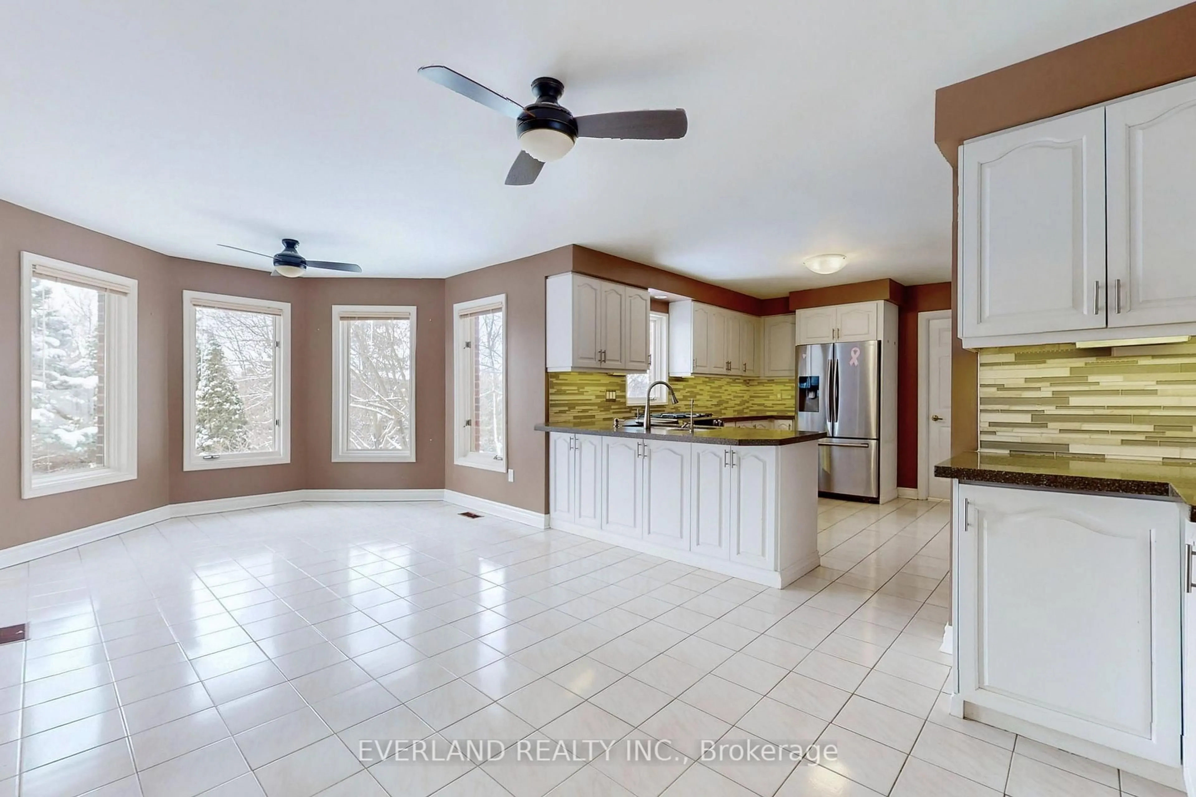 Open concept kitchen, ceramic/tile floor for 173 Thompson Dr, East Gwillimbury Ontario L9N 1E2