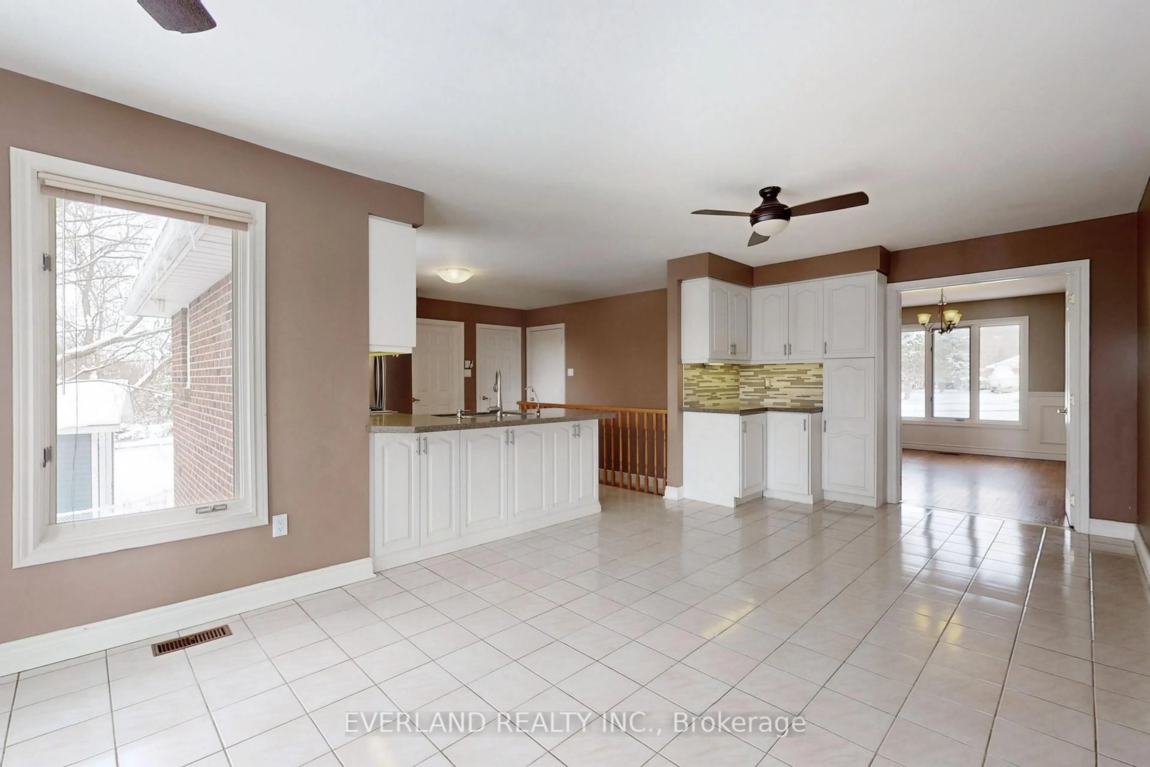 Open concept kitchen, ceramic/tile floor for 173 Thompson Dr, East Gwillimbury Ontario L9N 1E2