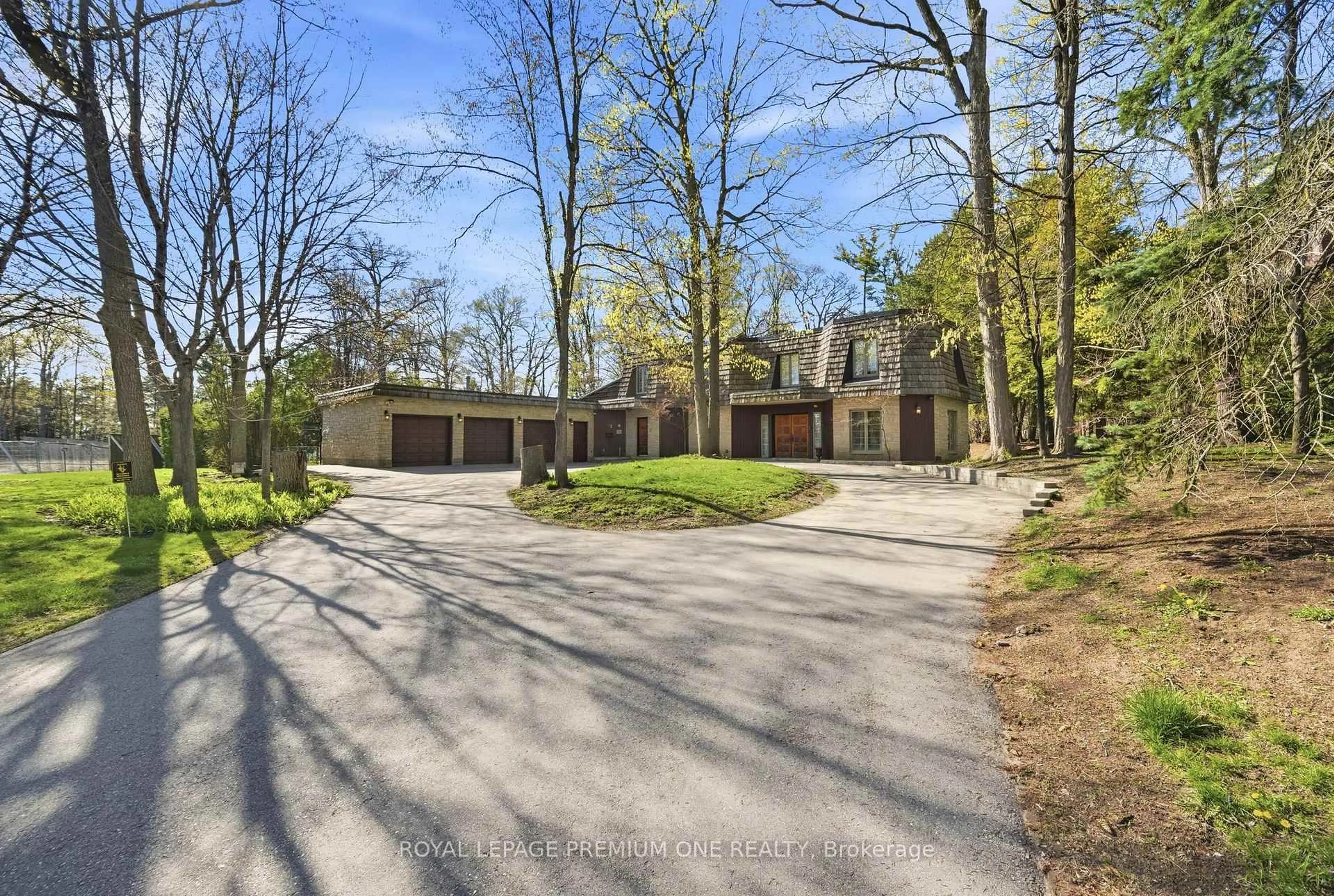 A pic from outside/outdoor area/front of a property/back of a property/a pic from drone, street for 72 Golf Ave, Vaughan Ontario L4L 3A5