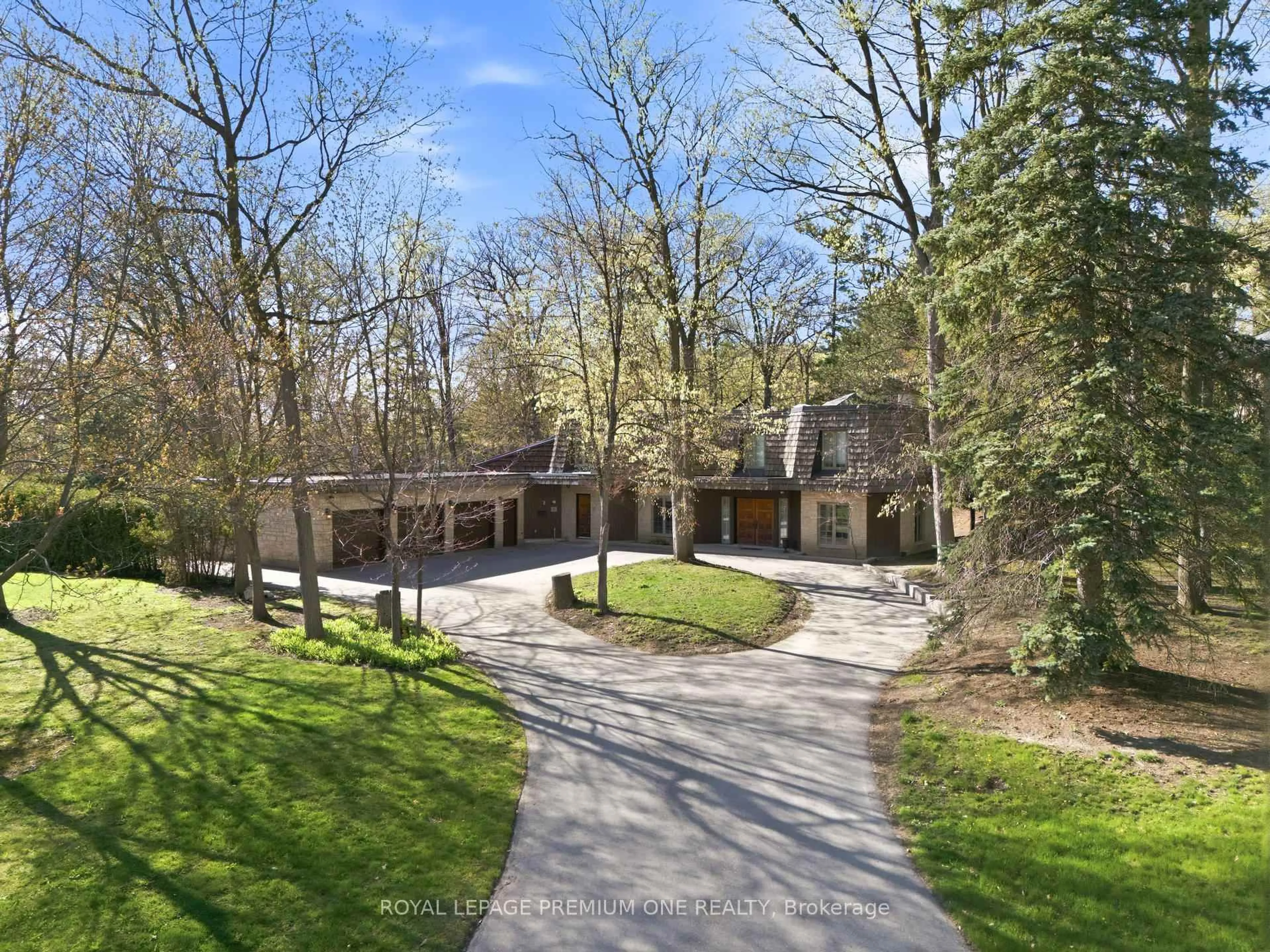 A pic from outside/outdoor area/front of a property/back of a property/a pic from drone, street for 72 Golf Ave, Vaughan Ontario L4L 3A5