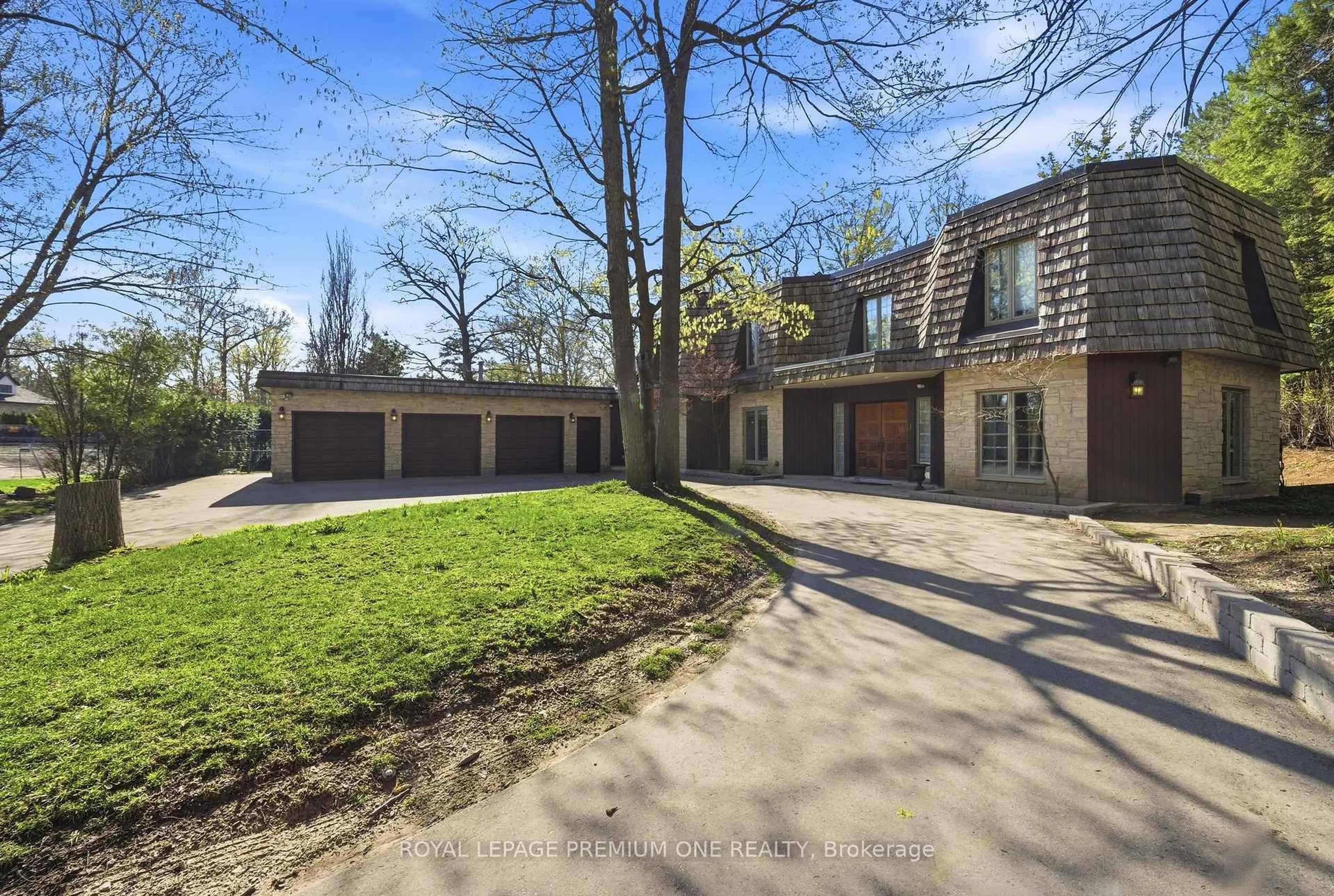 A pic from outside/outdoor area/front of a property/back of a property/a pic from drone, street for 72 Golf Ave, Vaughan Ontario L4L 3A5