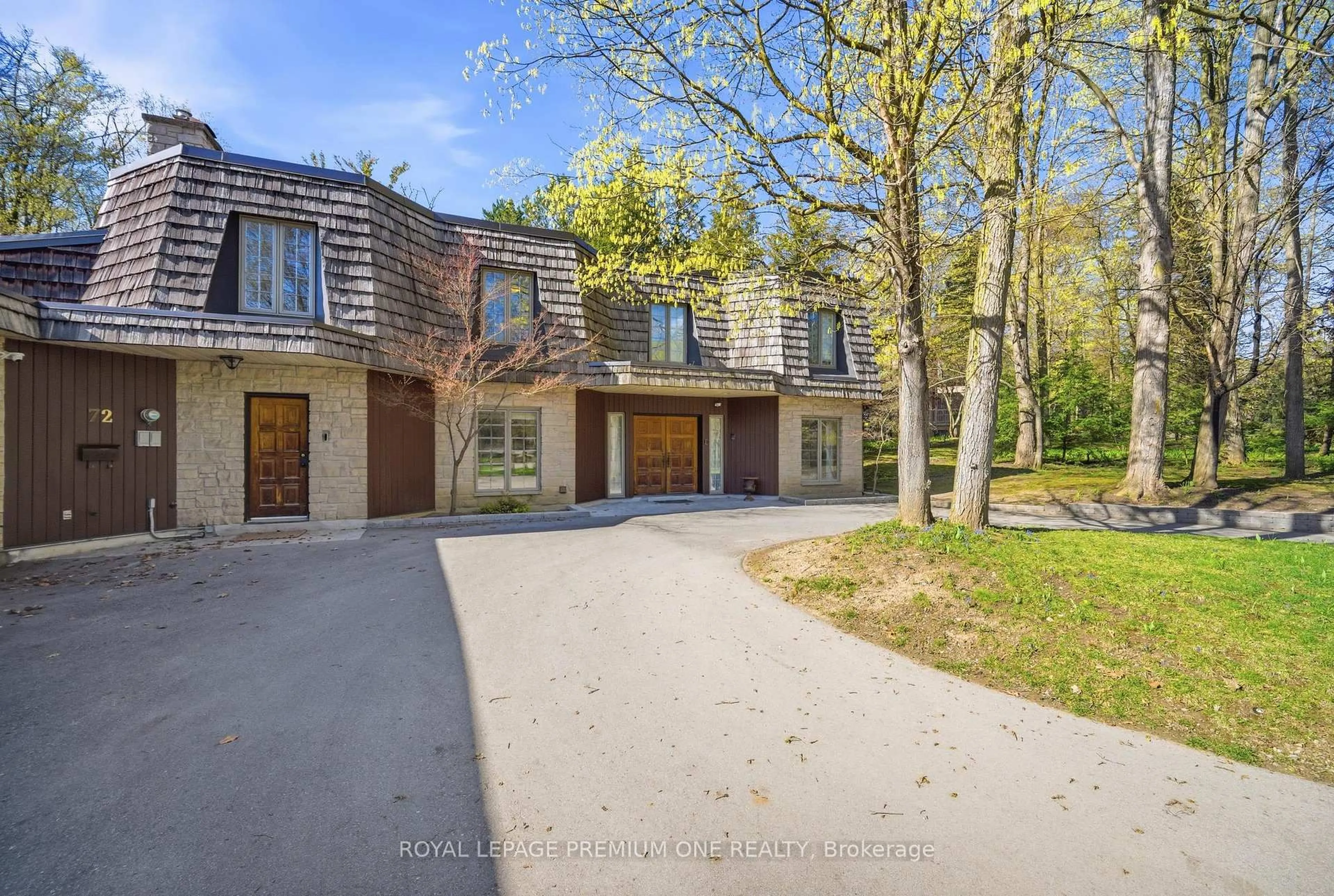 A pic from outside/outdoor area/front of a property/back of a property/a pic from drone, street for 72 Golf Ave, Vaughan Ontario L4L 3A5