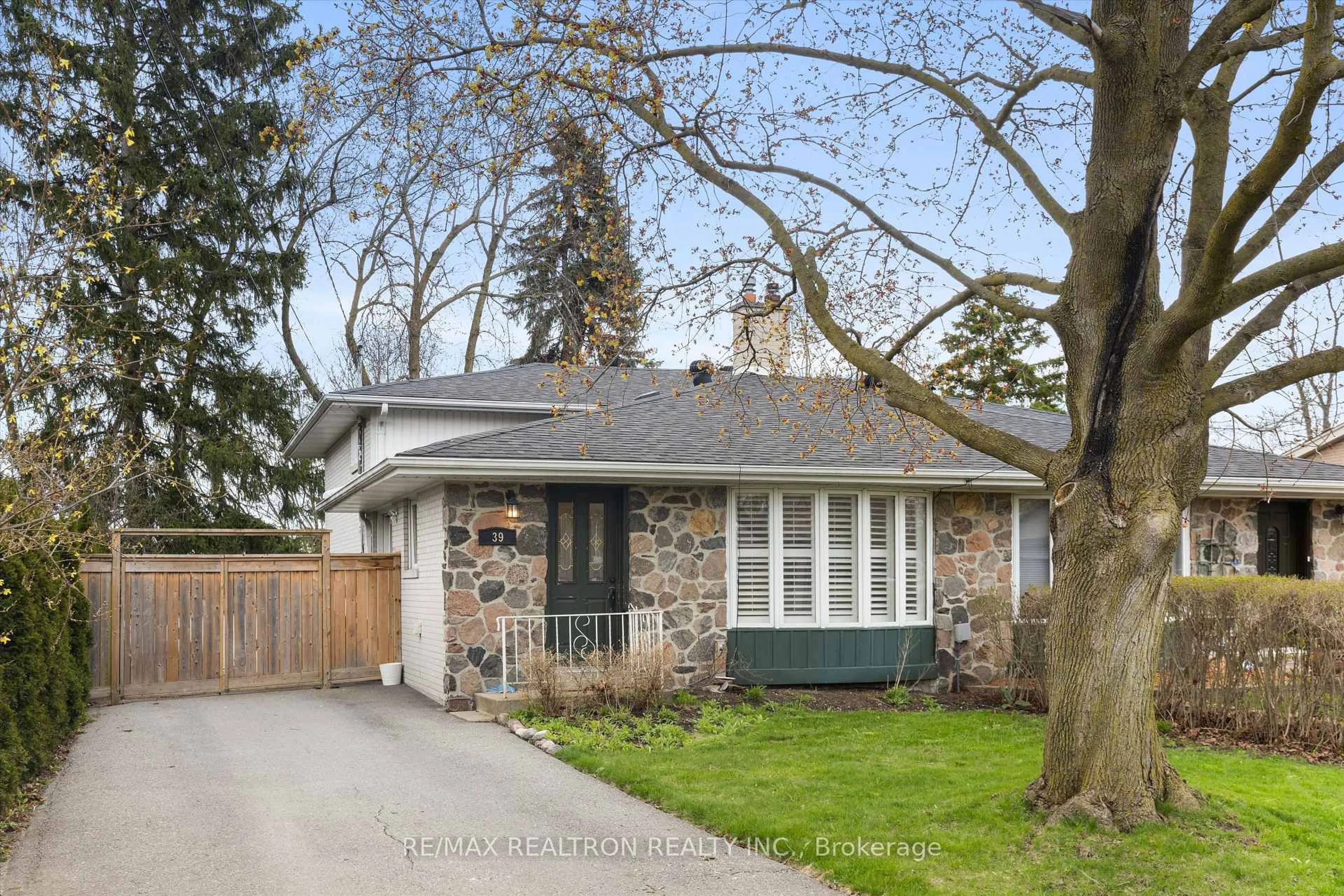 Home with brick exterior material, street for 39 Jasper Dr, Aurora Ontario L4G 3B6
