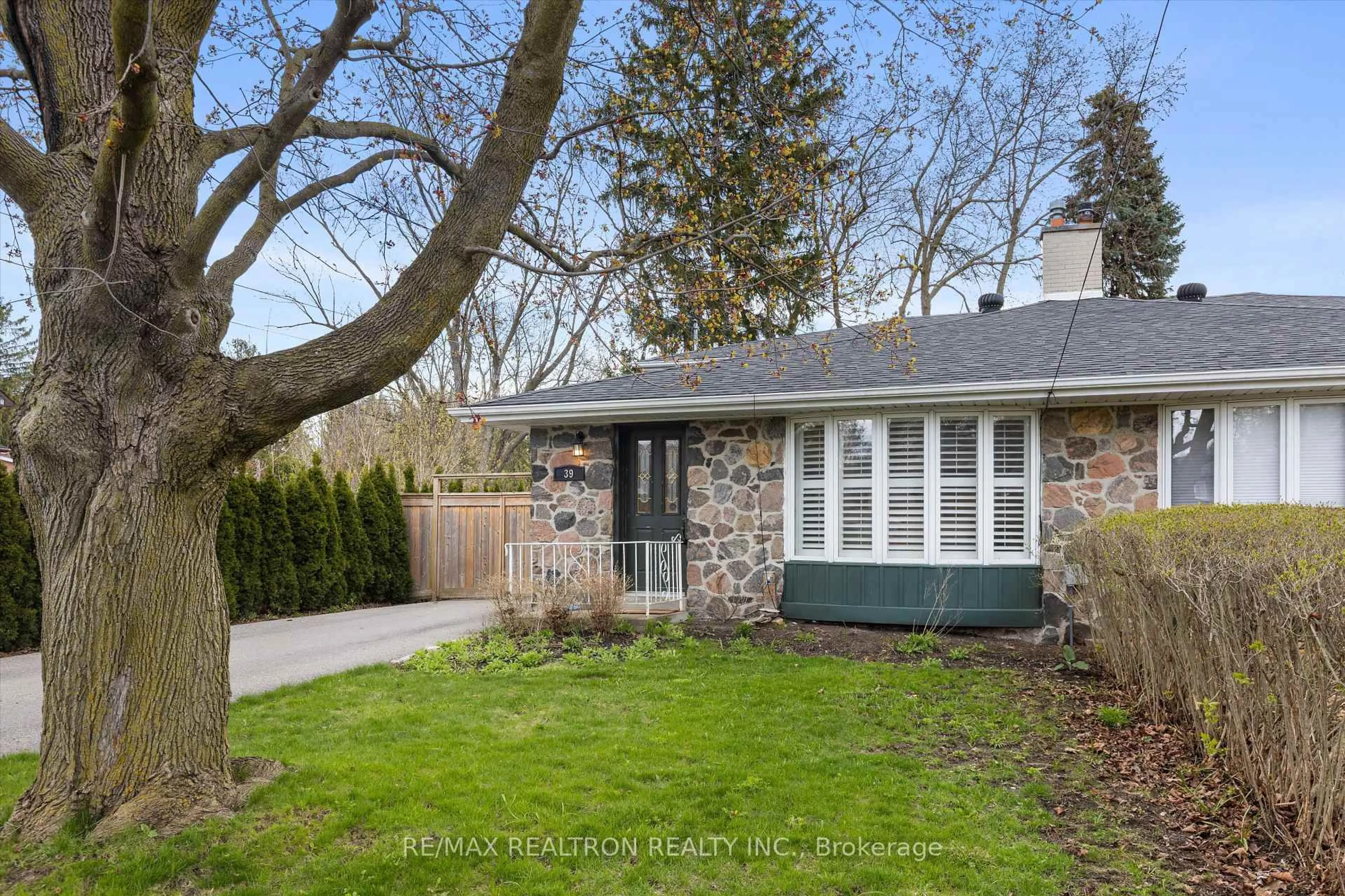 Home with brick exterior material, street for 39 Jasper Dr, Aurora Ontario L4G 3B6