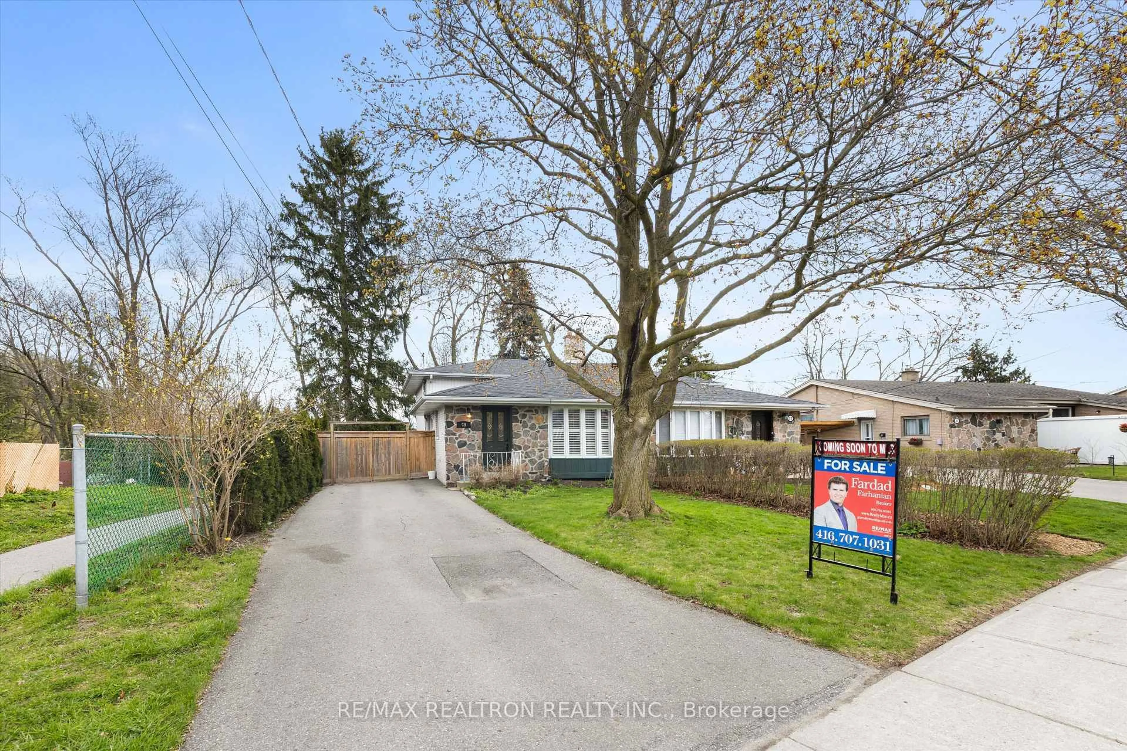 A pic from outside/outdoor area/front of a property/back of a property/a pic from drone, street for 39 Jasper Dr, Aurora Ontario L4G 3B6