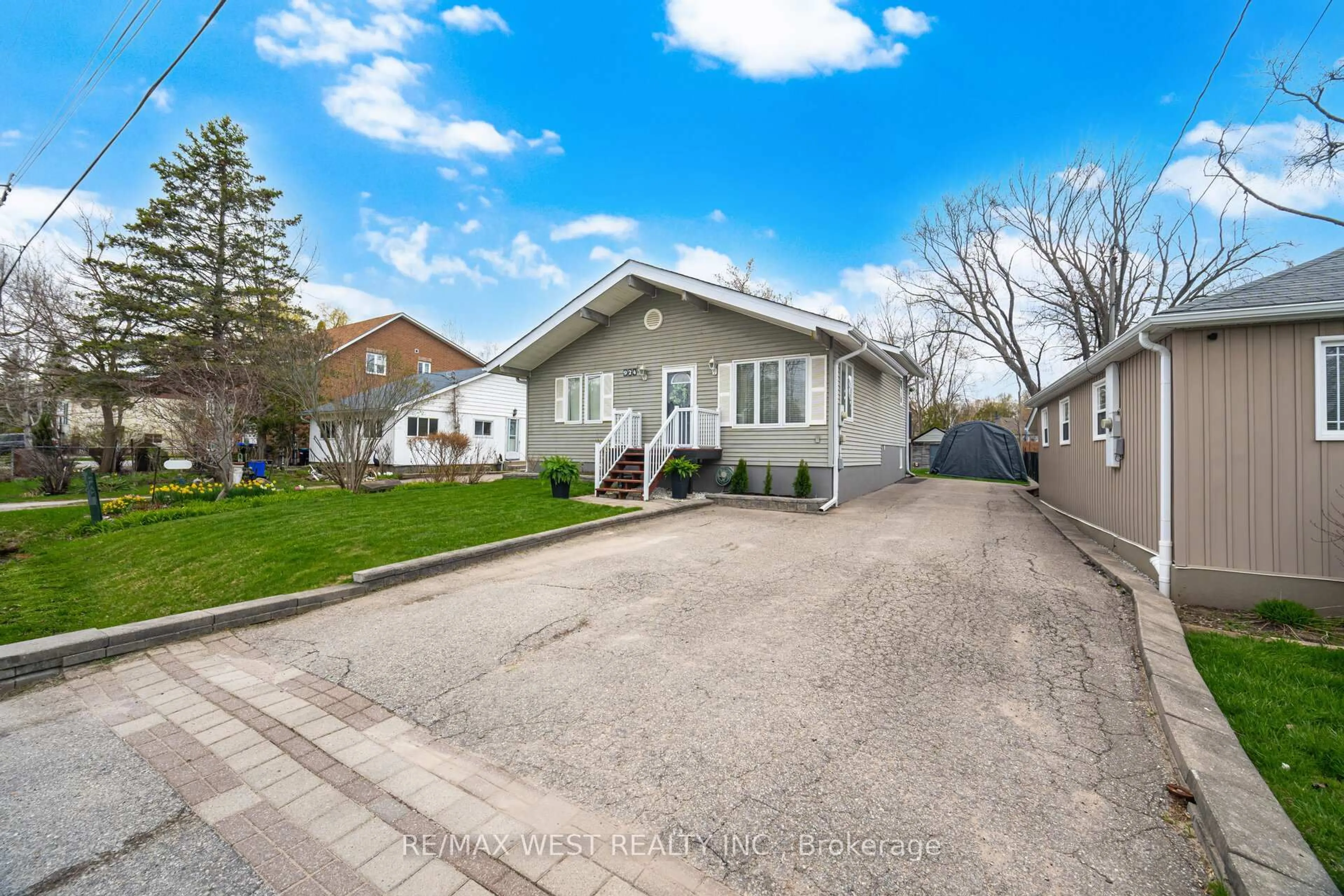 A pic from outside/outdoor area/front of a property/back of a property/a pic from drone, street for 924 Vicrol Dr, Innisfil Ontario L9S 1V4
