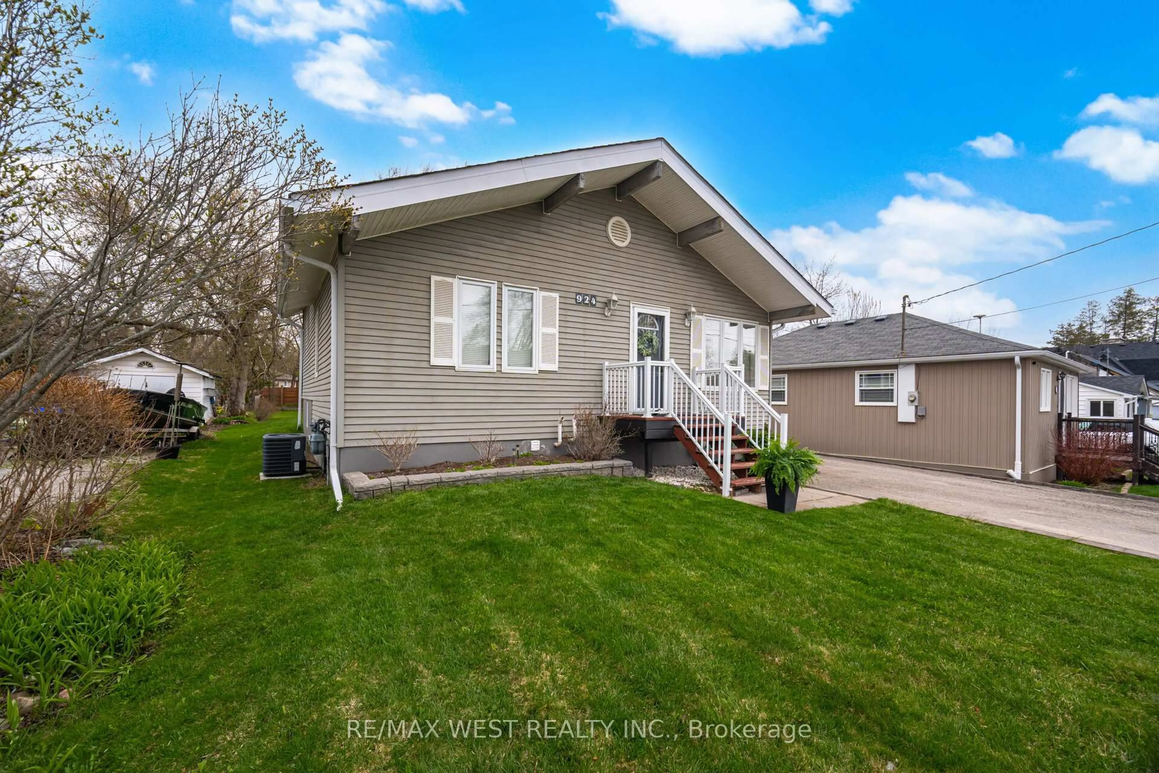 Home with vinyl exterior material, street for 924 Vicrol Dr, Innisfil Ontario L9S 1V4