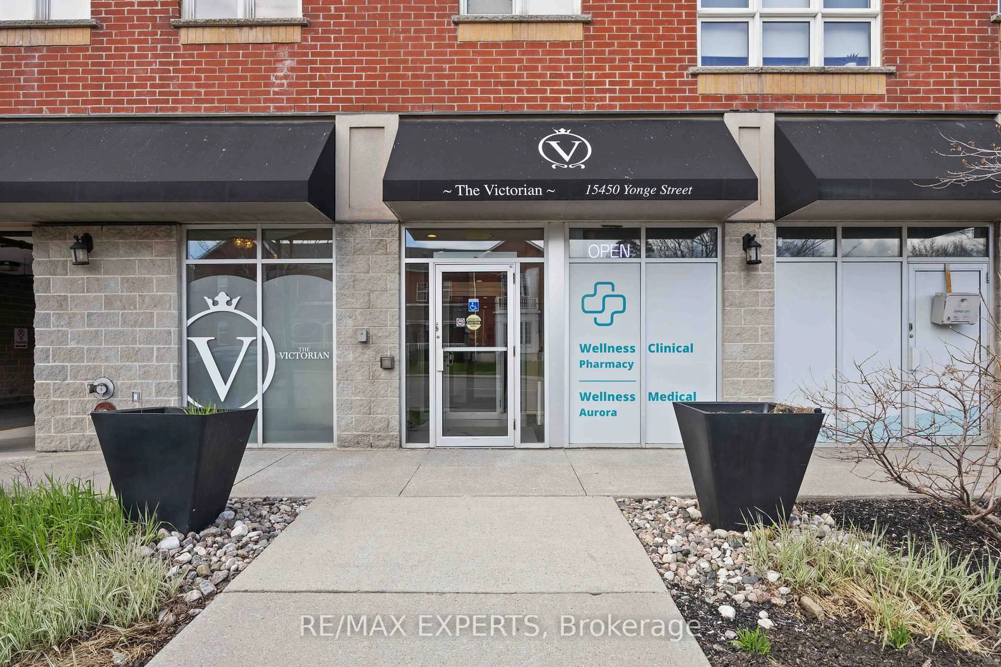Indoor foyer for 15450 Yonge St #207, Aurora Ontario L4G 0K1