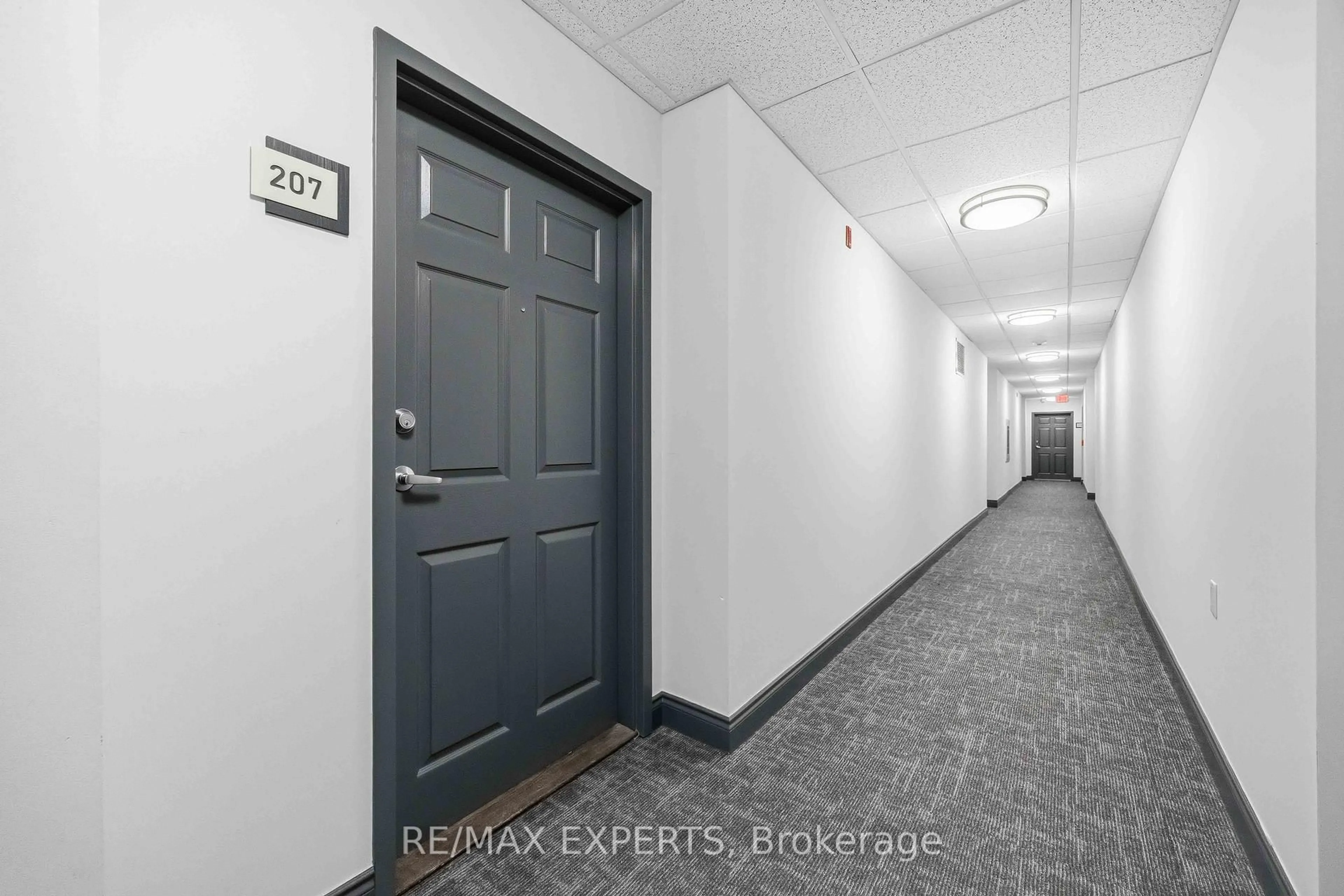 Indoor foyer for 15450 Yonge St #207, Aurora Ontario L4G 0K1