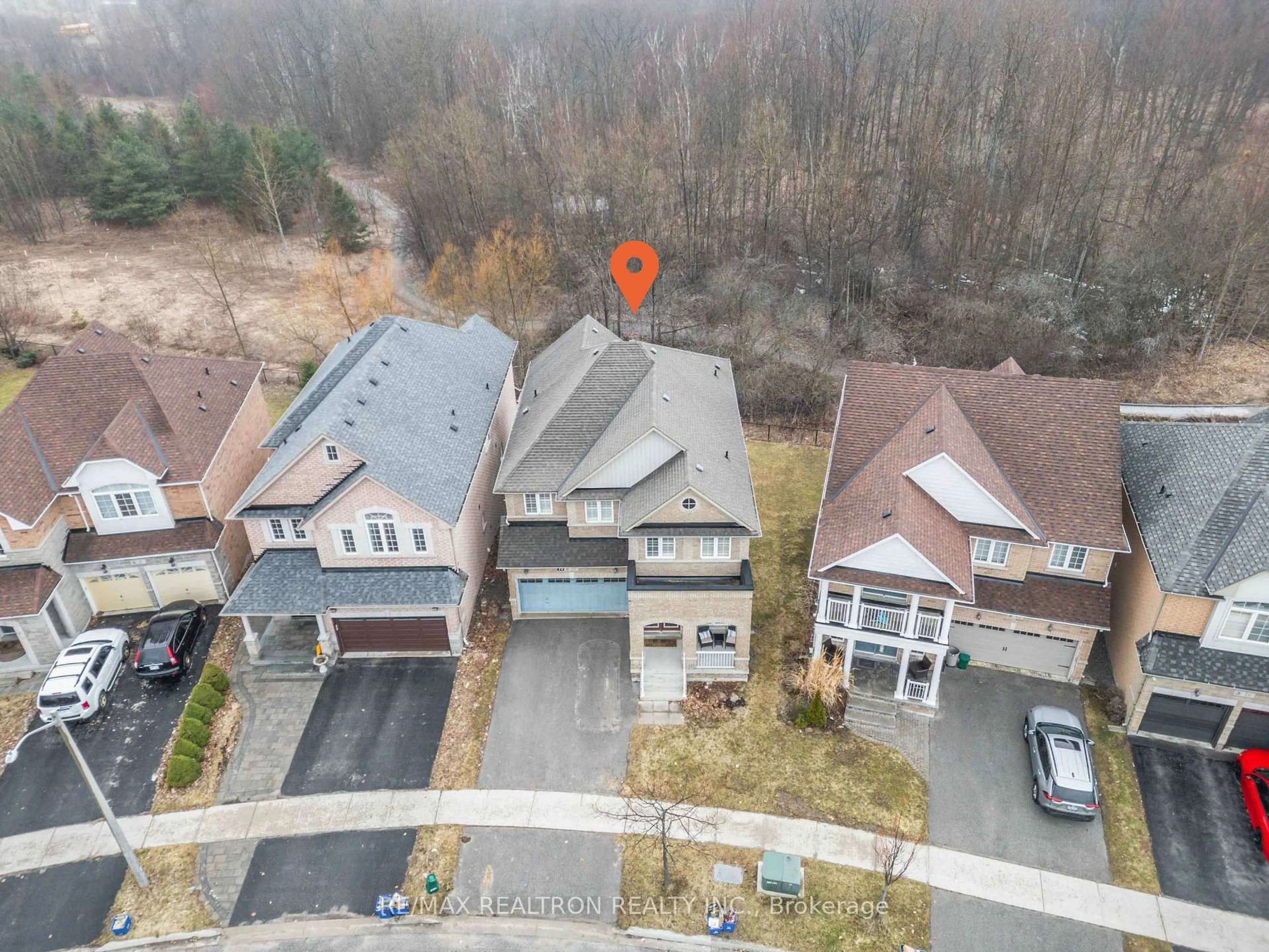 A pic from outside/outdoor area/front of a property/back of a property/a pic from drone, unknown for 10 Dovetail Dr, Richmond Hill Ontario L4E 5B1