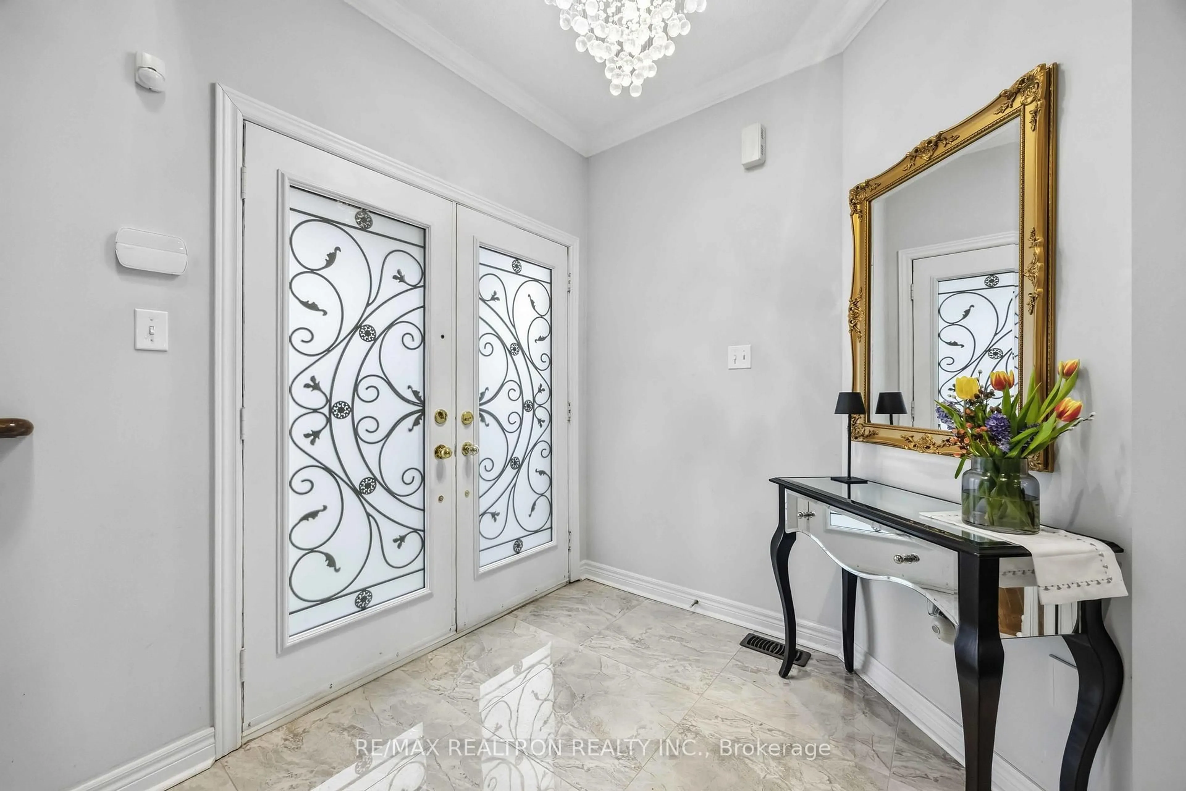 Indoor foyer for 10 Dovetail Dr, Richmond Hill Ontario L4E 5B1