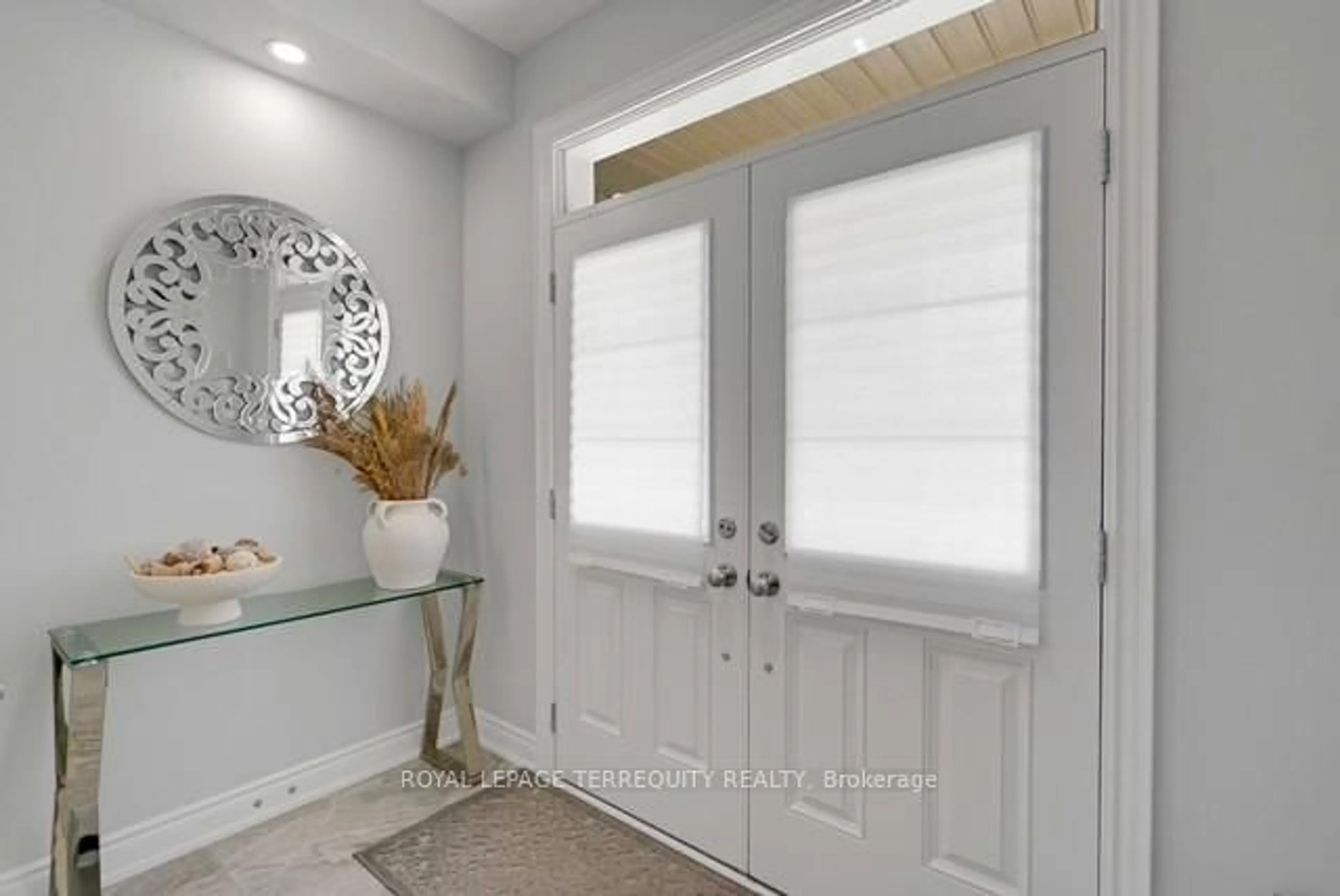 Indoor entryway for 24 Hydrangea Hllw, East Gwillimbury Ontario L9N 0T3