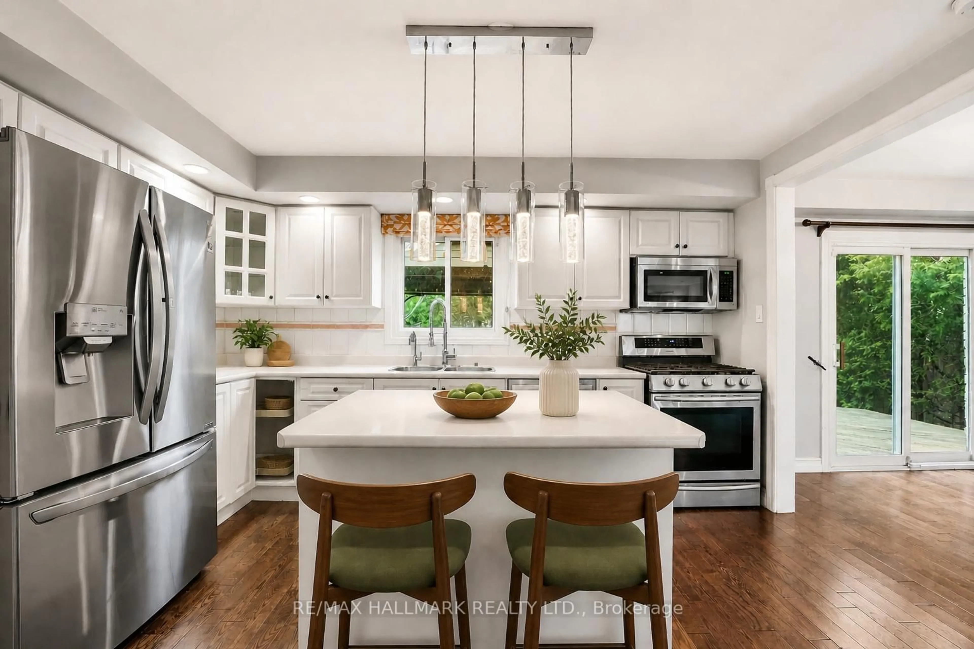 Open concept kitchen, ceramic/tile floor for 60 Nisbet Dr, Aurora Ontario L4G 2K5