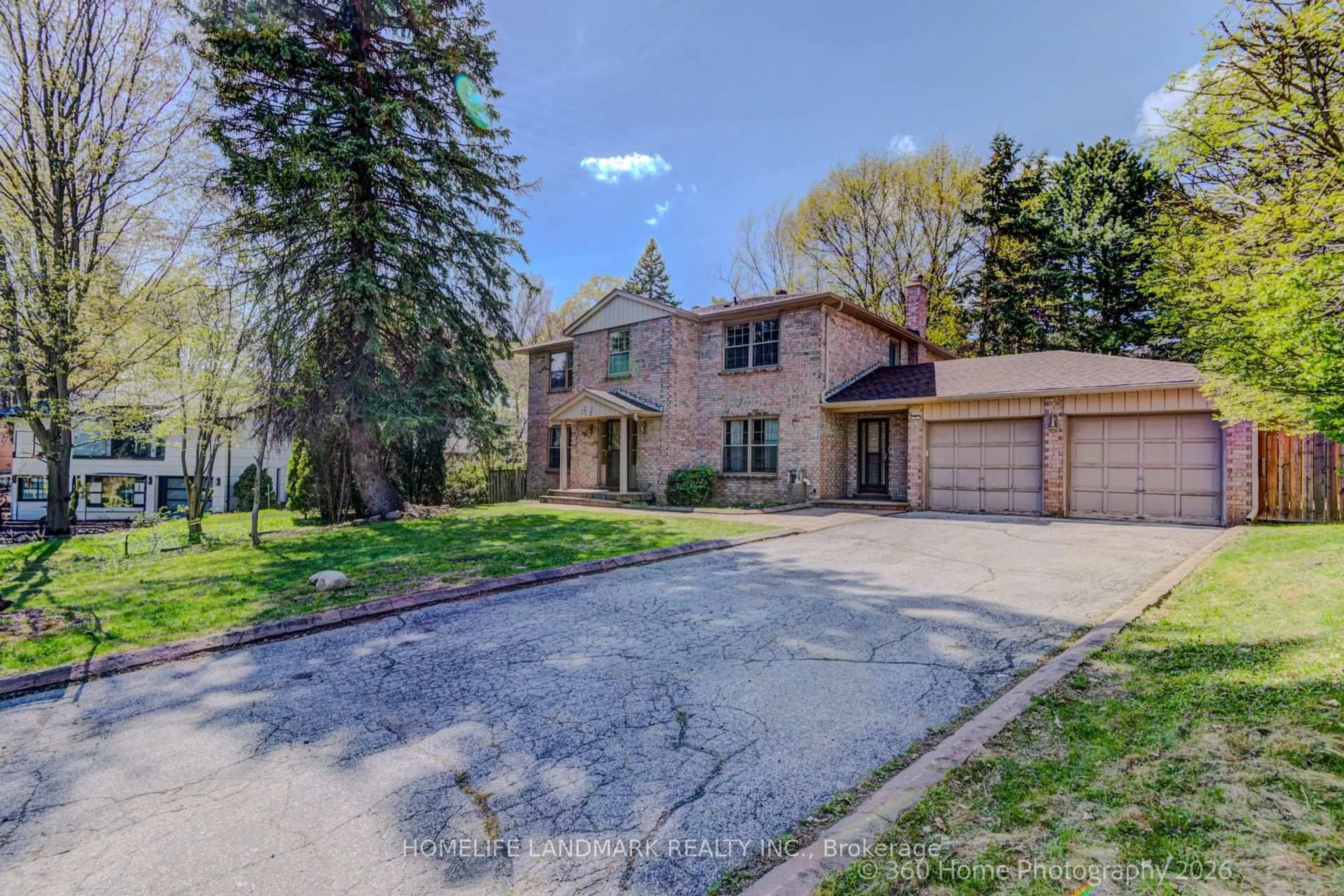A pic from outside/outdoor area/front of a property/back of a property/a pic from drone, street for 28 Cobblestone Dr, Markham Ontario L3T 4E4