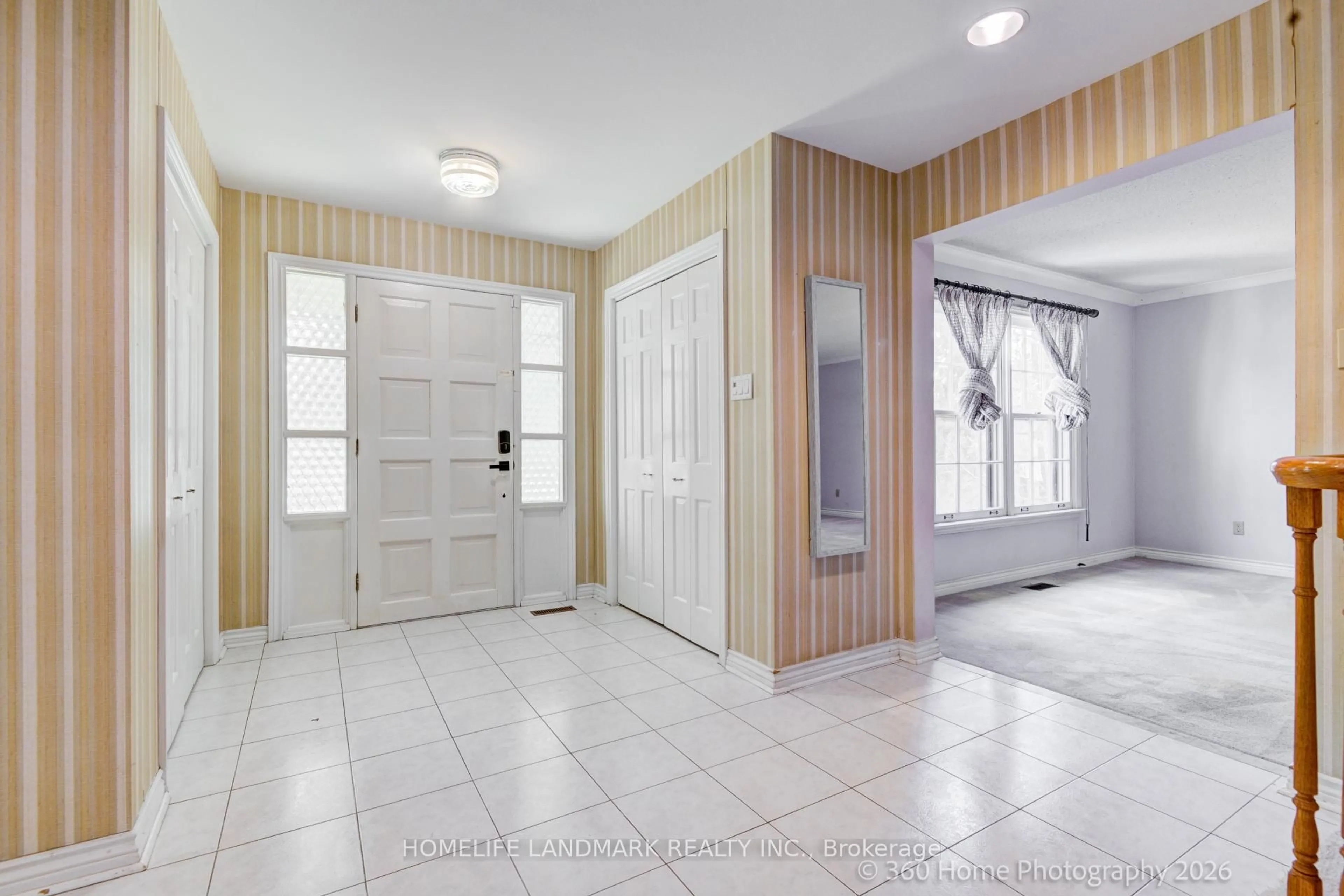Indoor entryway for 28 Cobblestone Dr, Markham Ontario L3T 4E4
