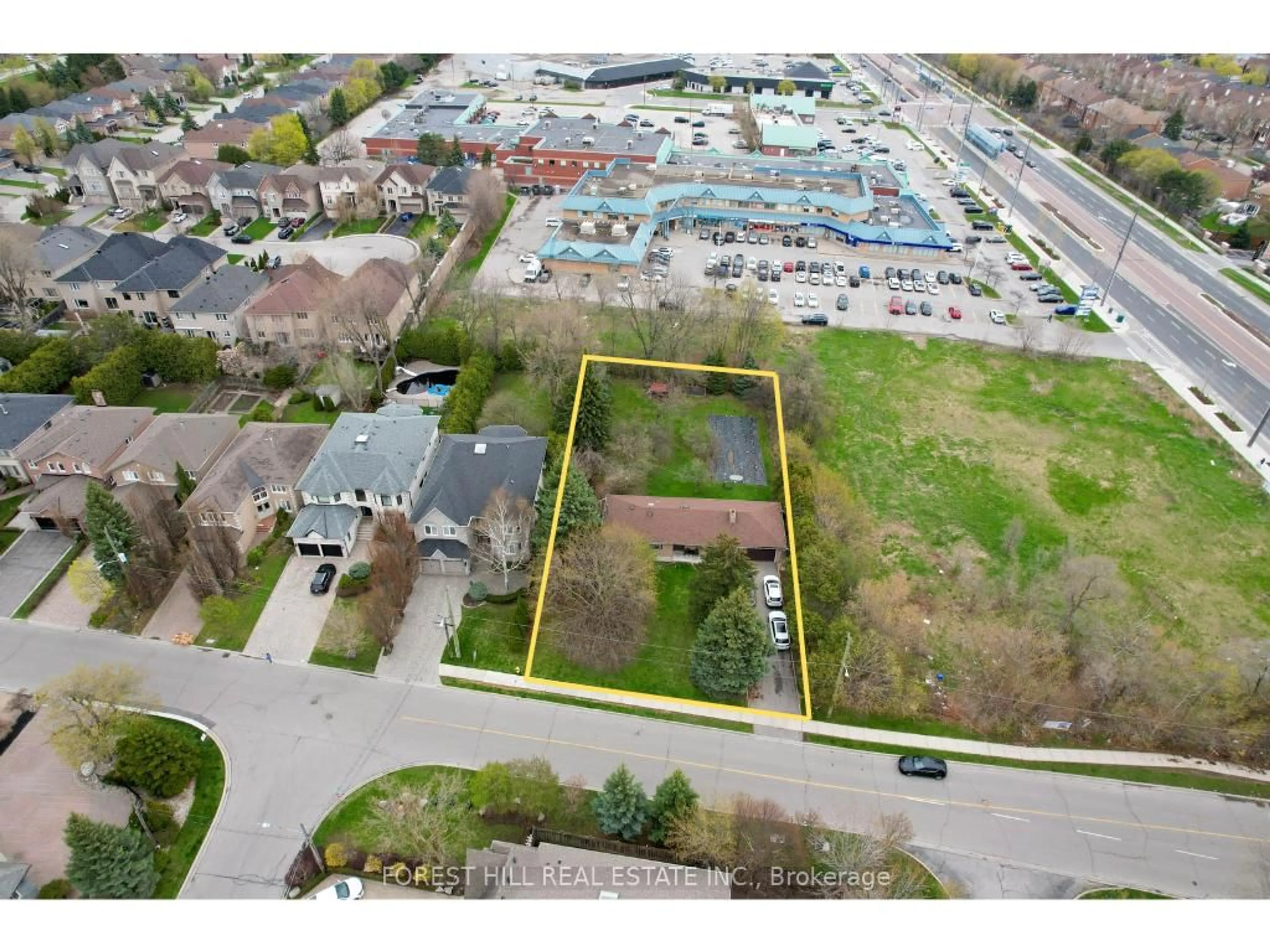 A pic from outside/outdoor area/front of a property/back of a property/a pic from drone, street for 27 Vaughan Blvd, Vaughan Ontario L4J 3N8