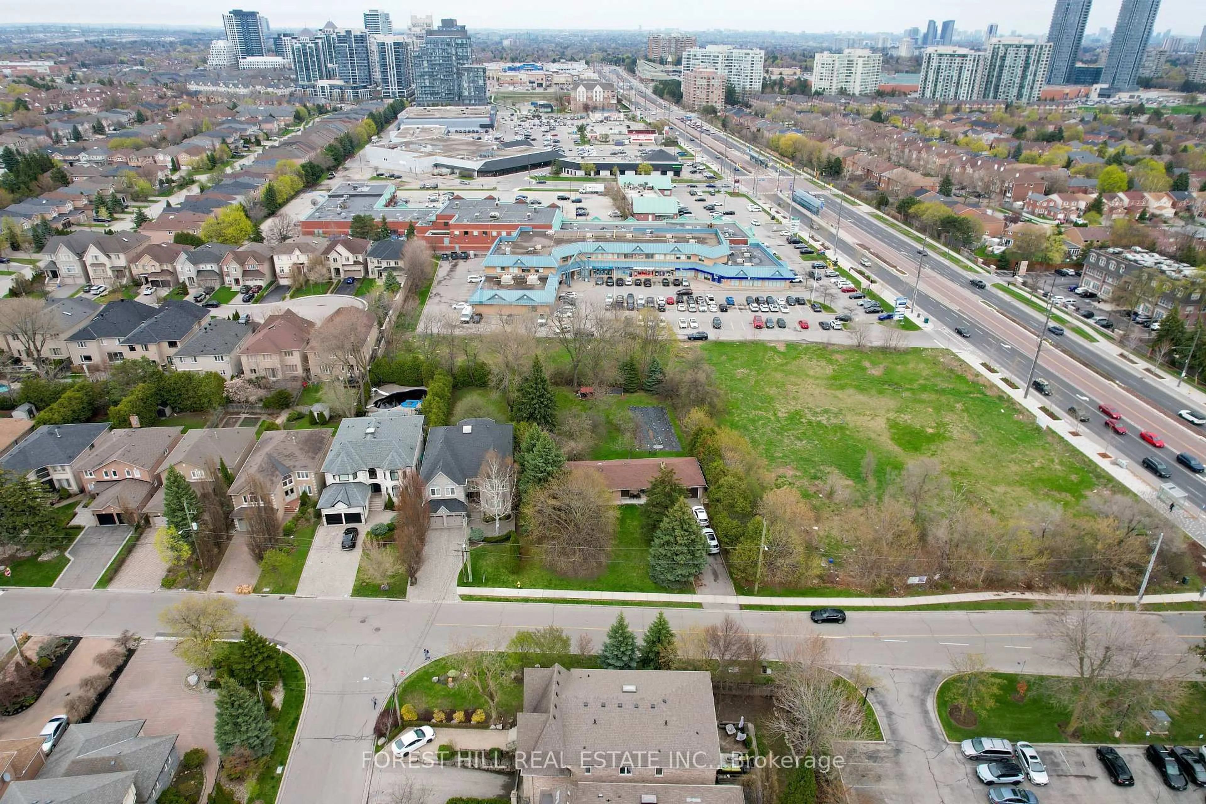 A pic from outside/outdoor area/front of a property/back of a property/a pic from drone, city buildings view from balcony for 27 Vaughan Blvd, Vaughan Ontario L4J 3N8