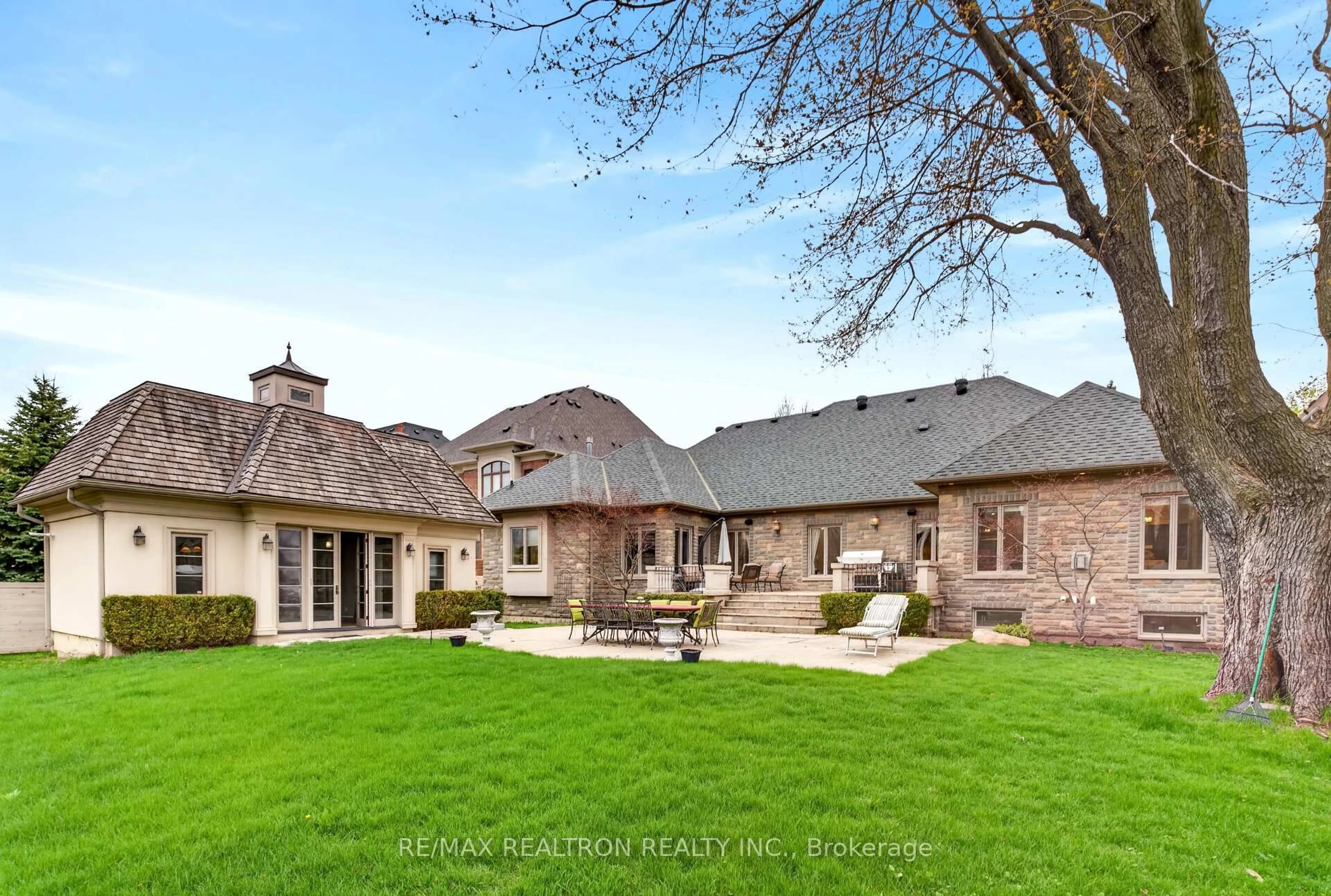 A pic from outside/outdoor area/front of a property/back of a property/a pic from drone, unknown for 103 Duncan Rd, Richmond Hill Ontario L4C 6J4