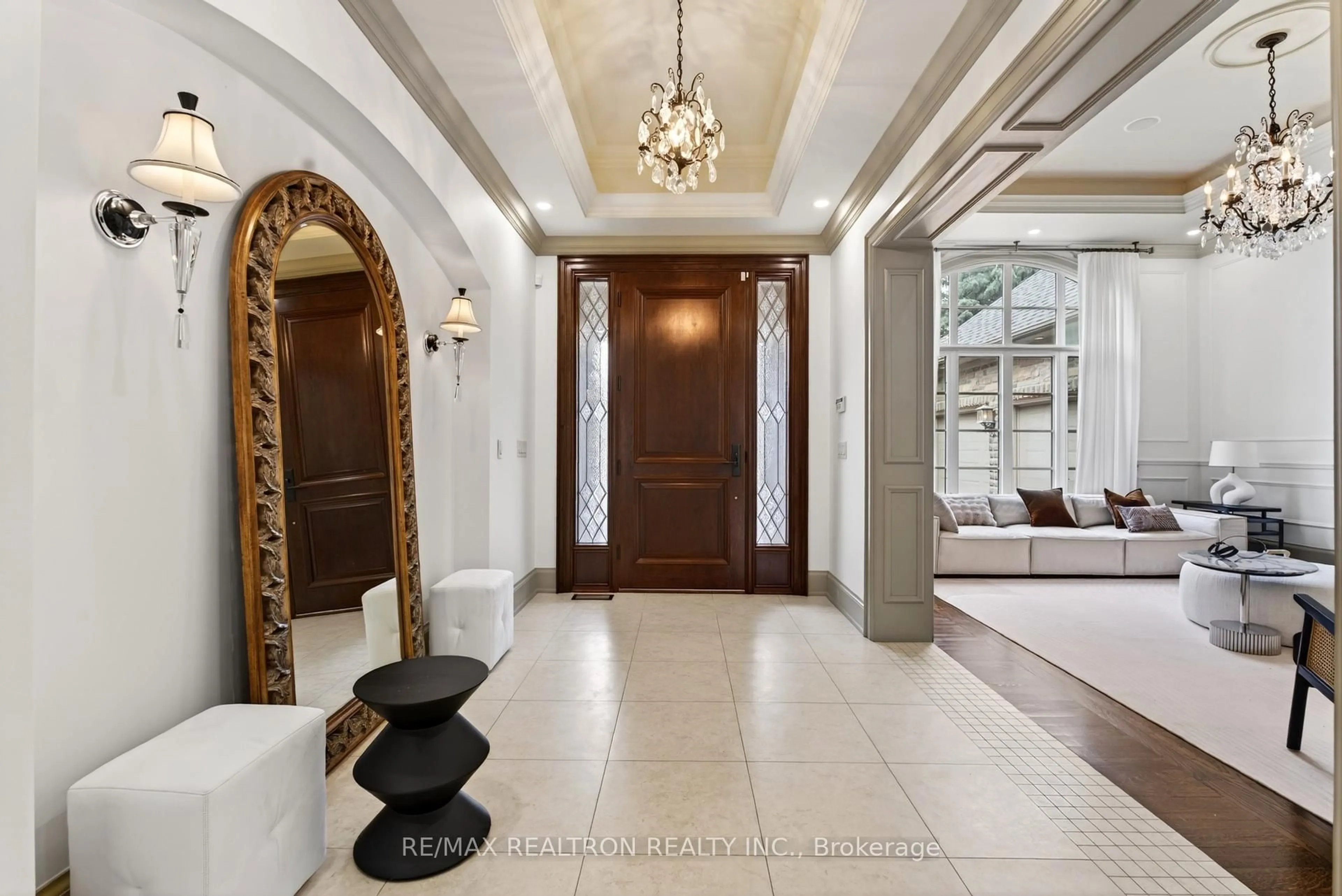 Indoor foyer for 103 Duncan Rd, Richmond Hill Ontario L4C 6J4