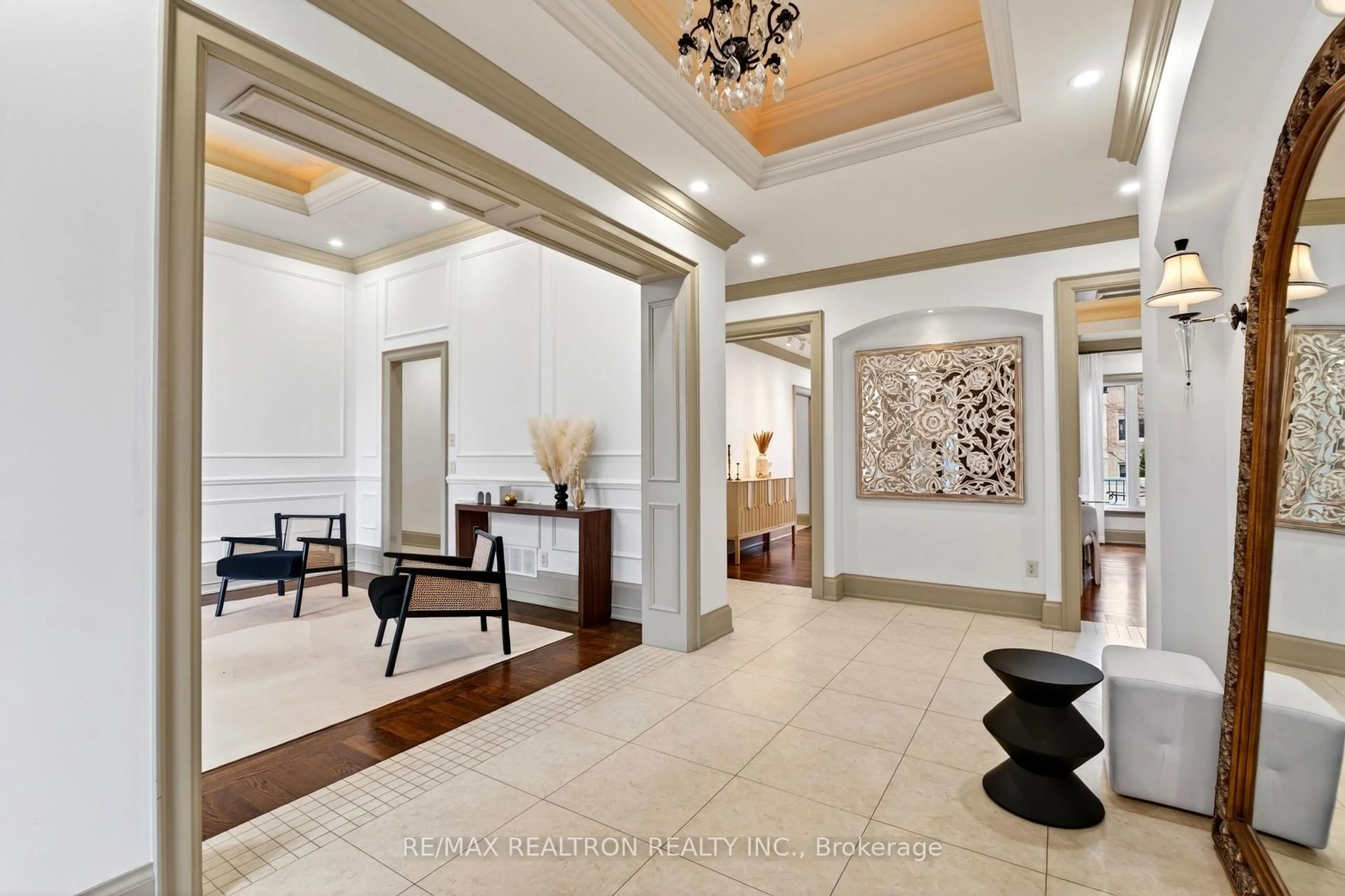 Indoor foyer for 103 Duncan Rd, Richmond Hill Ontario L4C 6J4