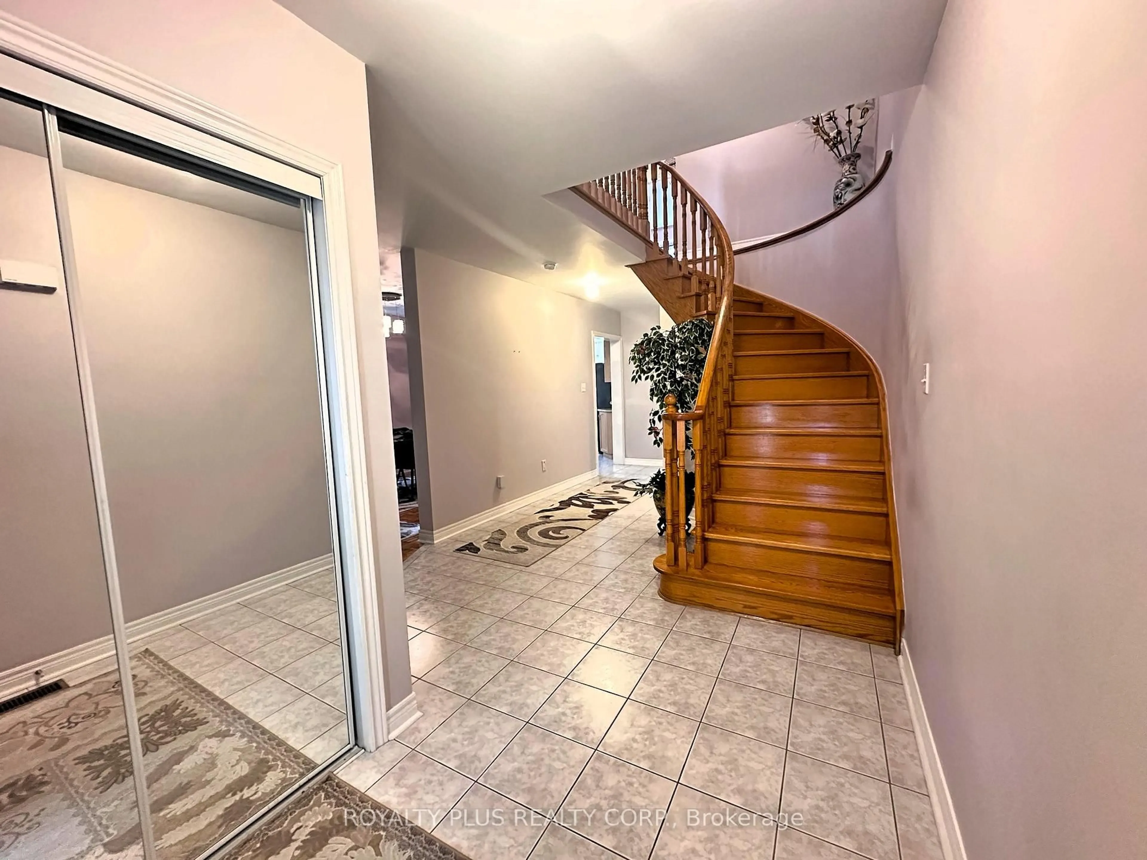 Indoor entryway for 156 Villandry Cres, Vaughan Ontario L6A 2P9