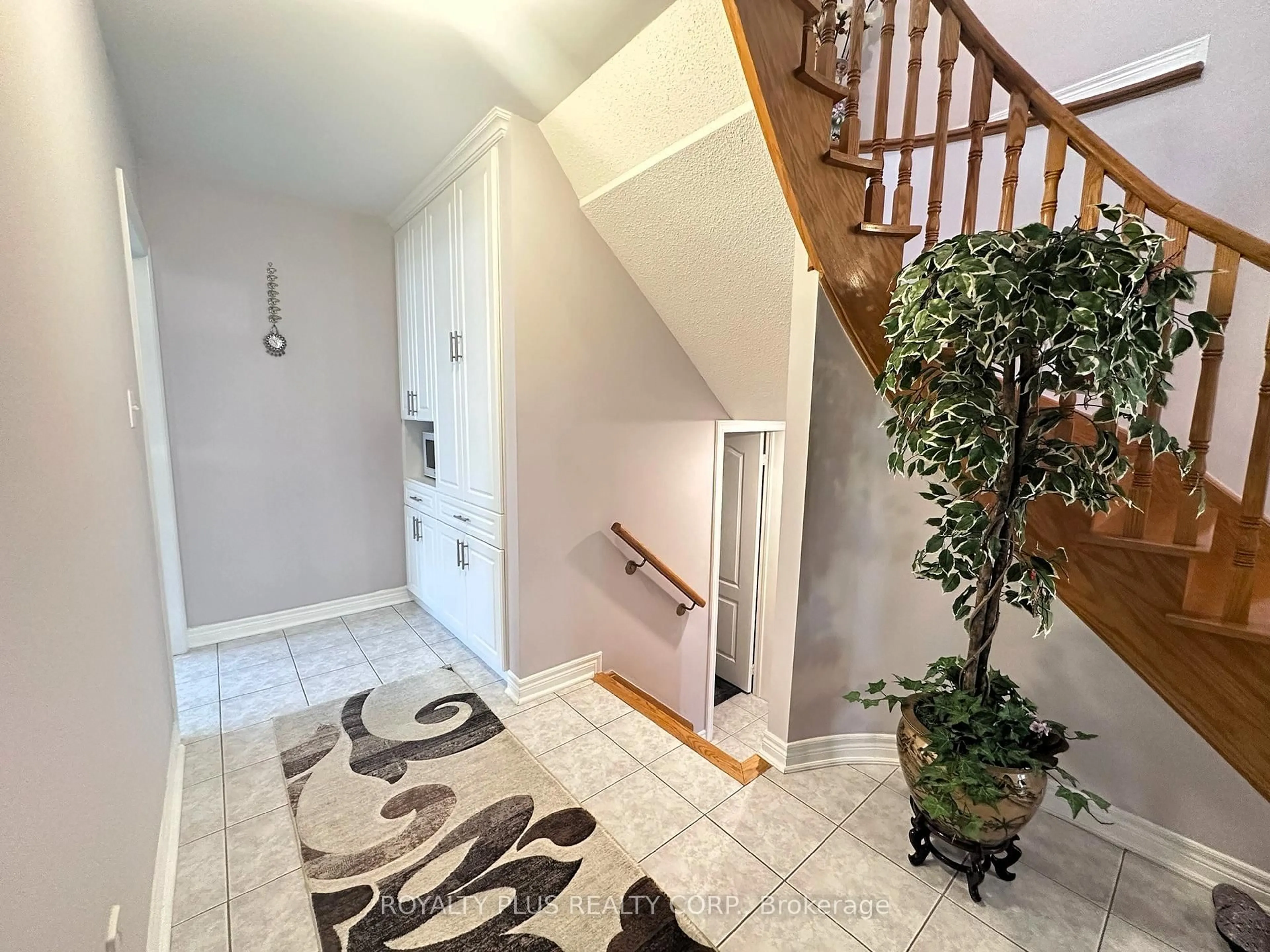 Indoor entryway for 156 Villandry Cres, Vaughan Ontario L6A 2P9