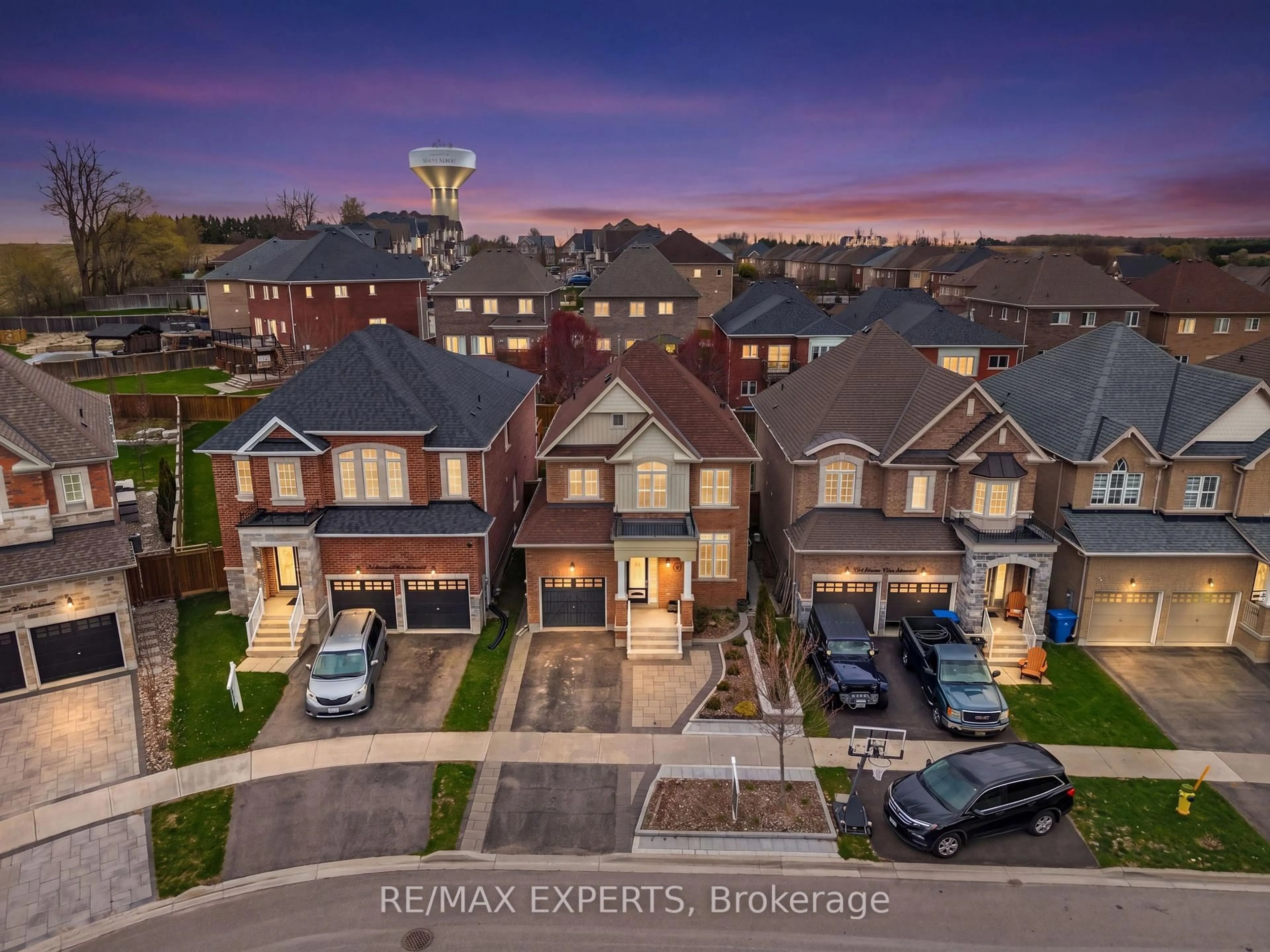 A pic from outside/outdoor area/front of a property/back of a property/a pic from drone, street for 22 Manor Glen Cres, East Gwillimbury Ontario L0G 1M0
