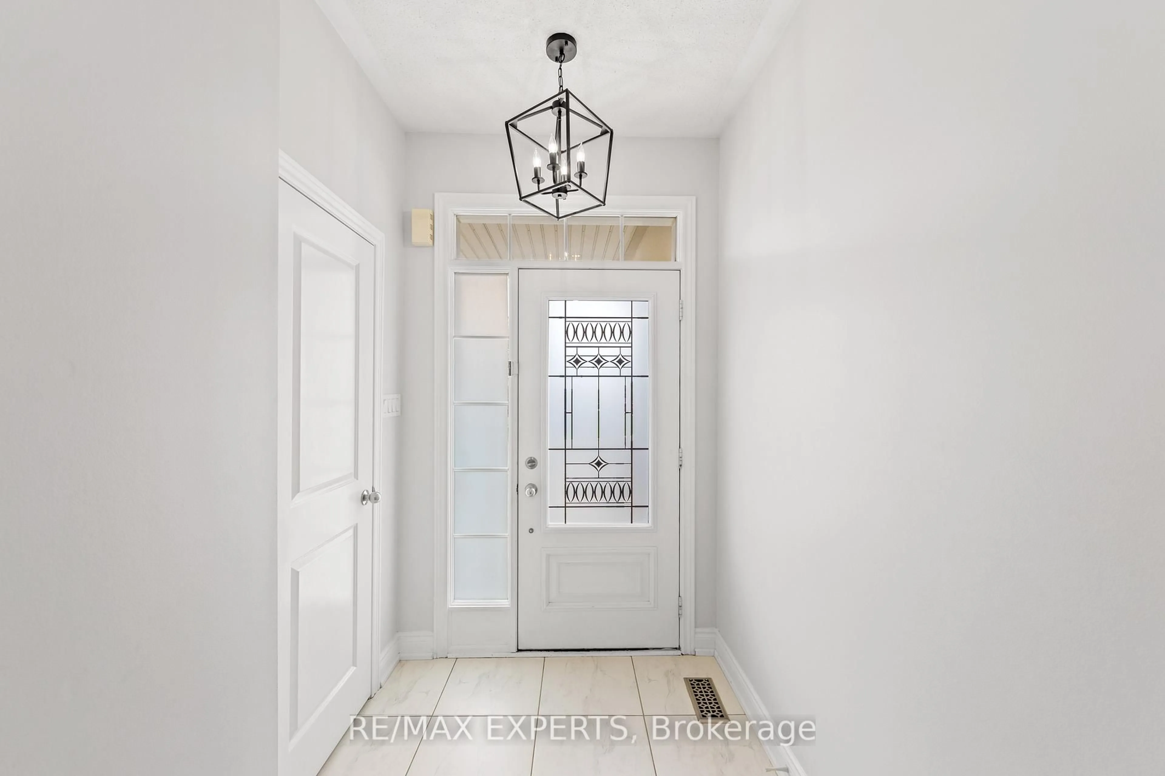 Indoor entryway for 22 Manor Glen Cres, East Gwillimbury Ontario L0G 1M0