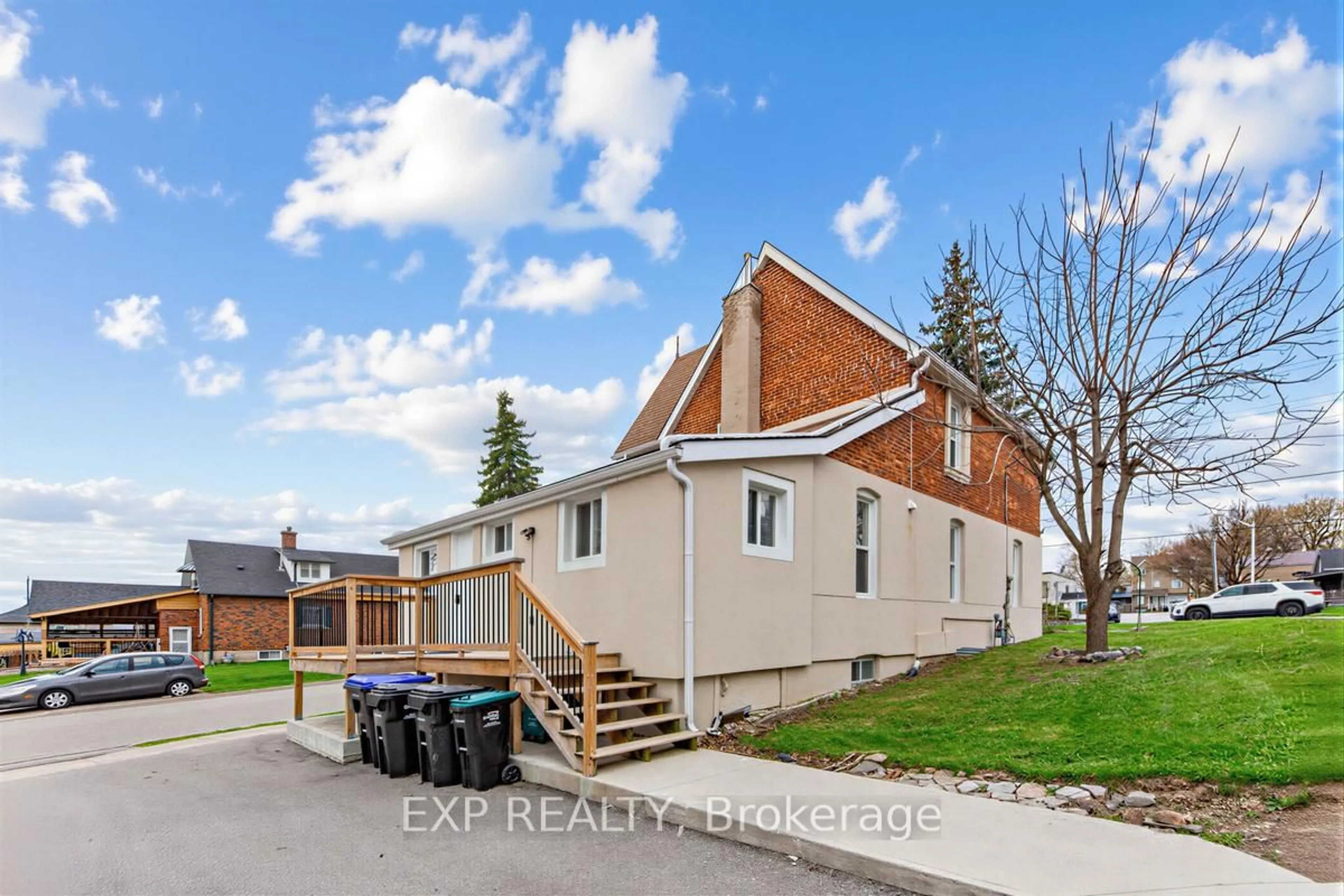 A pic from outside/outdoor area/front of a property/back of a property/a pic from drone, street for 79 Barrie St, Bradford West Gwillimbury Ontario L3Z 2B7