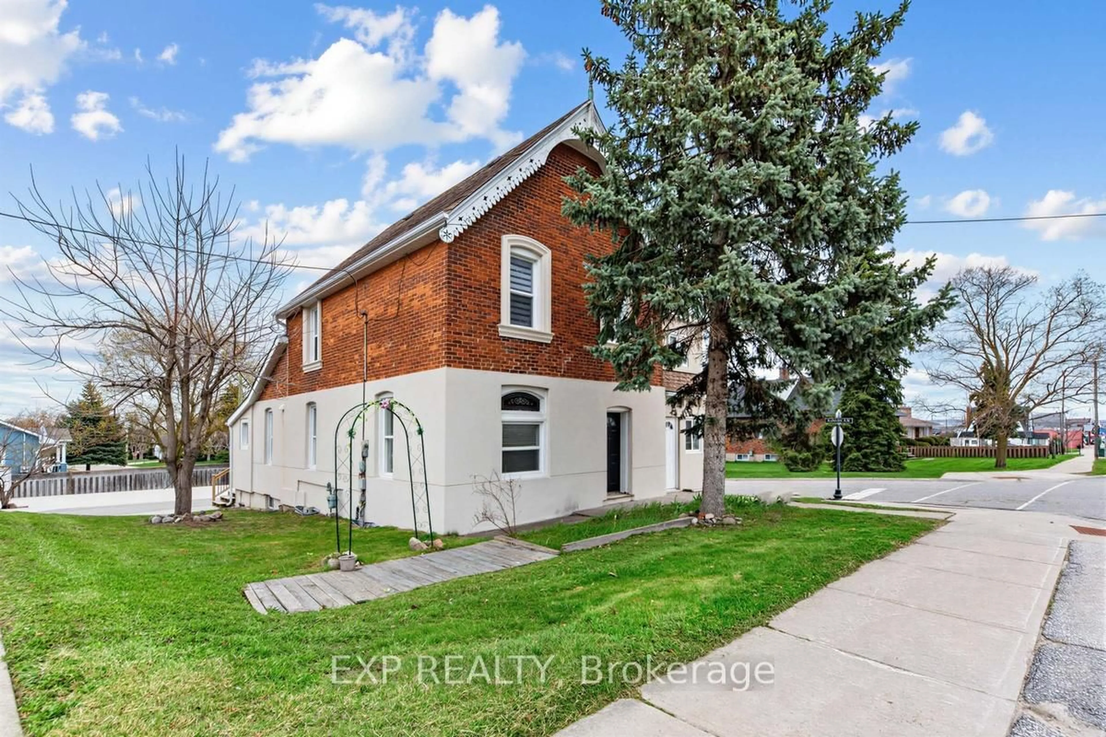 Home with brick exterior material, street for 79 Barrie St, Bradford West Gwillimbury Ontario L3Z 2B7