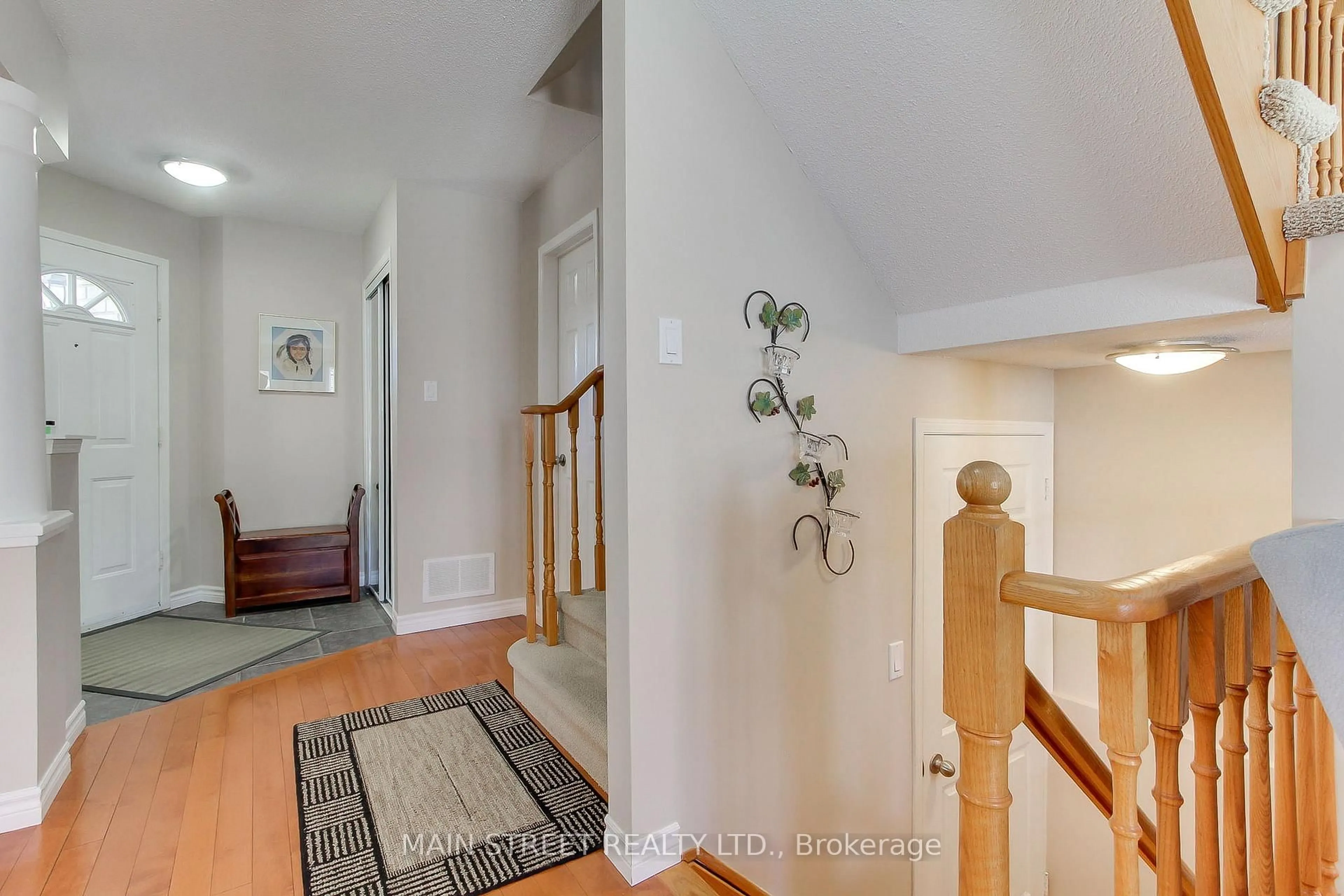 Indoor entryway for 130 Rush Rd, Aurora Ontario L4G 7G4