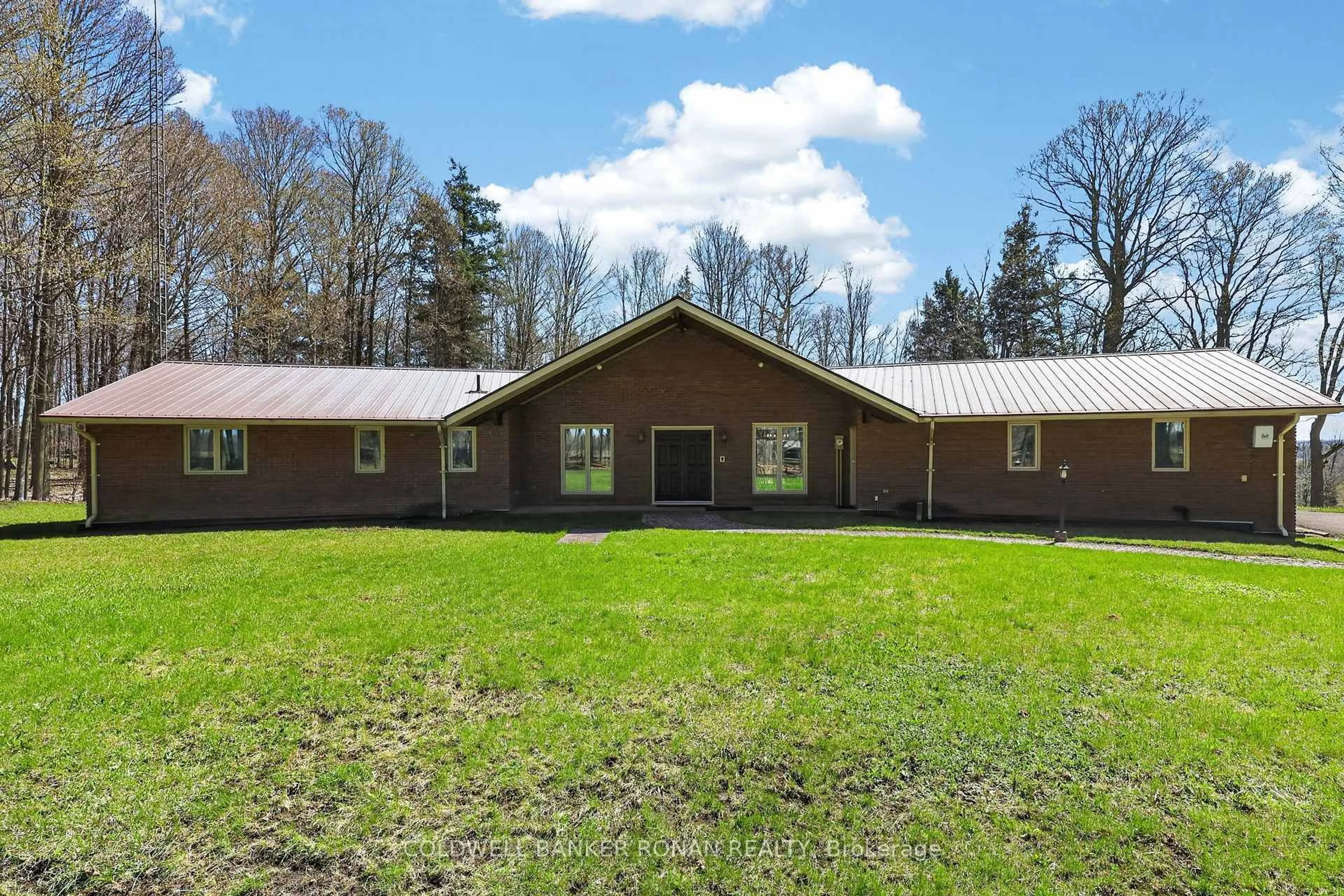 A pic from outside/outdoor area/front of a property/back of a property/a pic from drone, building for 6441 6th Line, New Tecumseth Ontario L0G 1W0