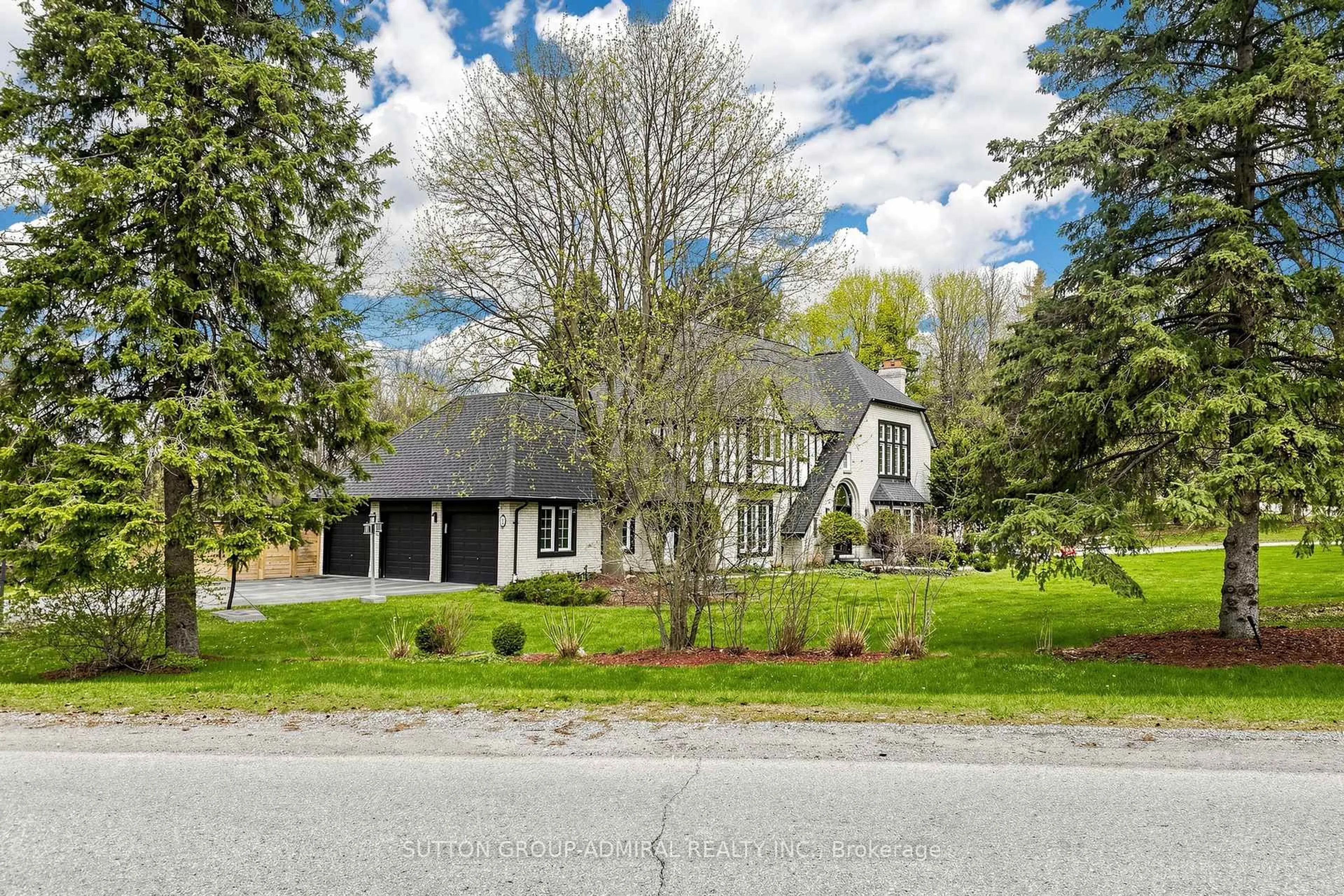 Unknown for 2 Gilbert Dr, Aurora Ontario L4G 6W8