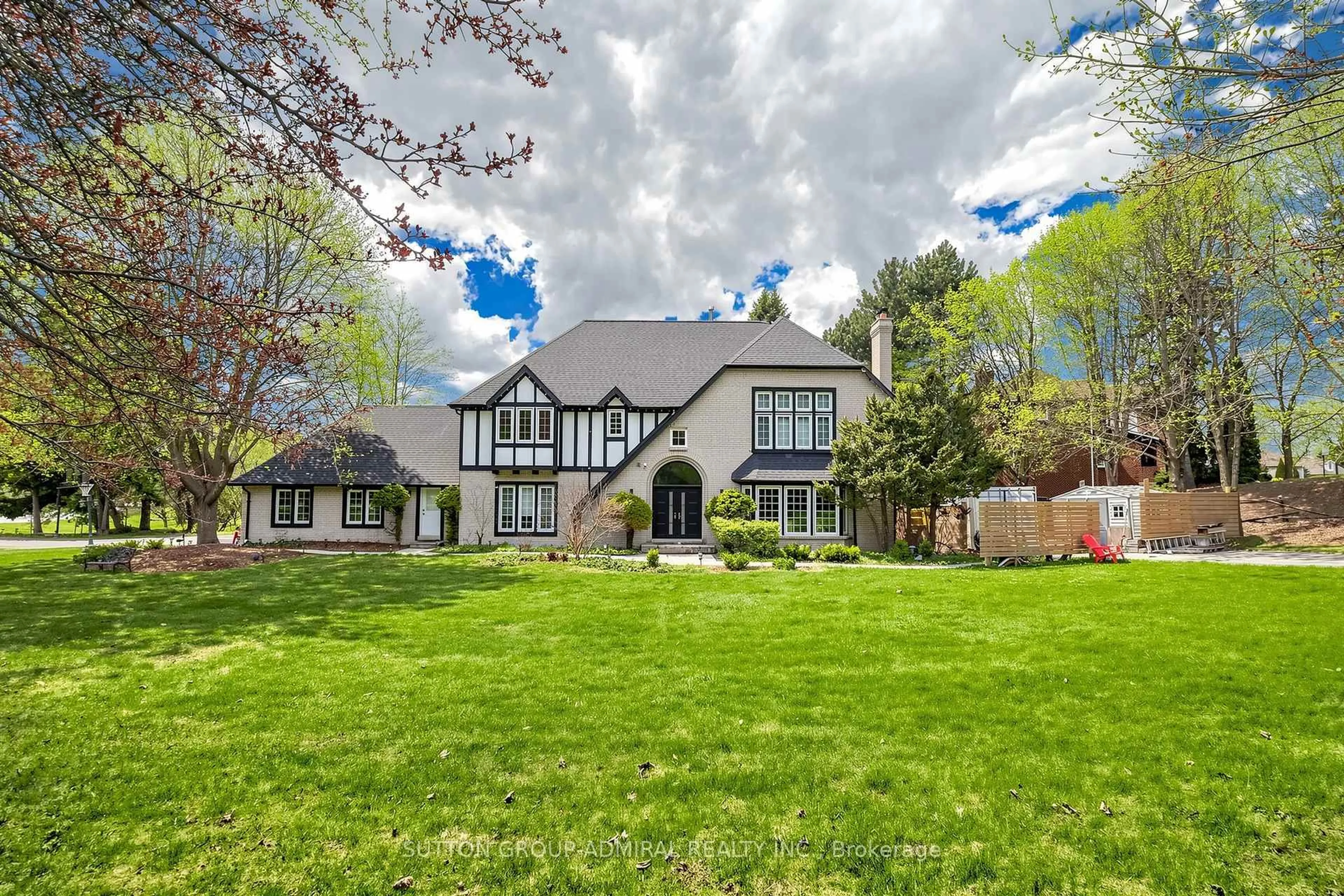 Unknown for 2 Gilbert Dr, Aurora Ontario L4G 6W8