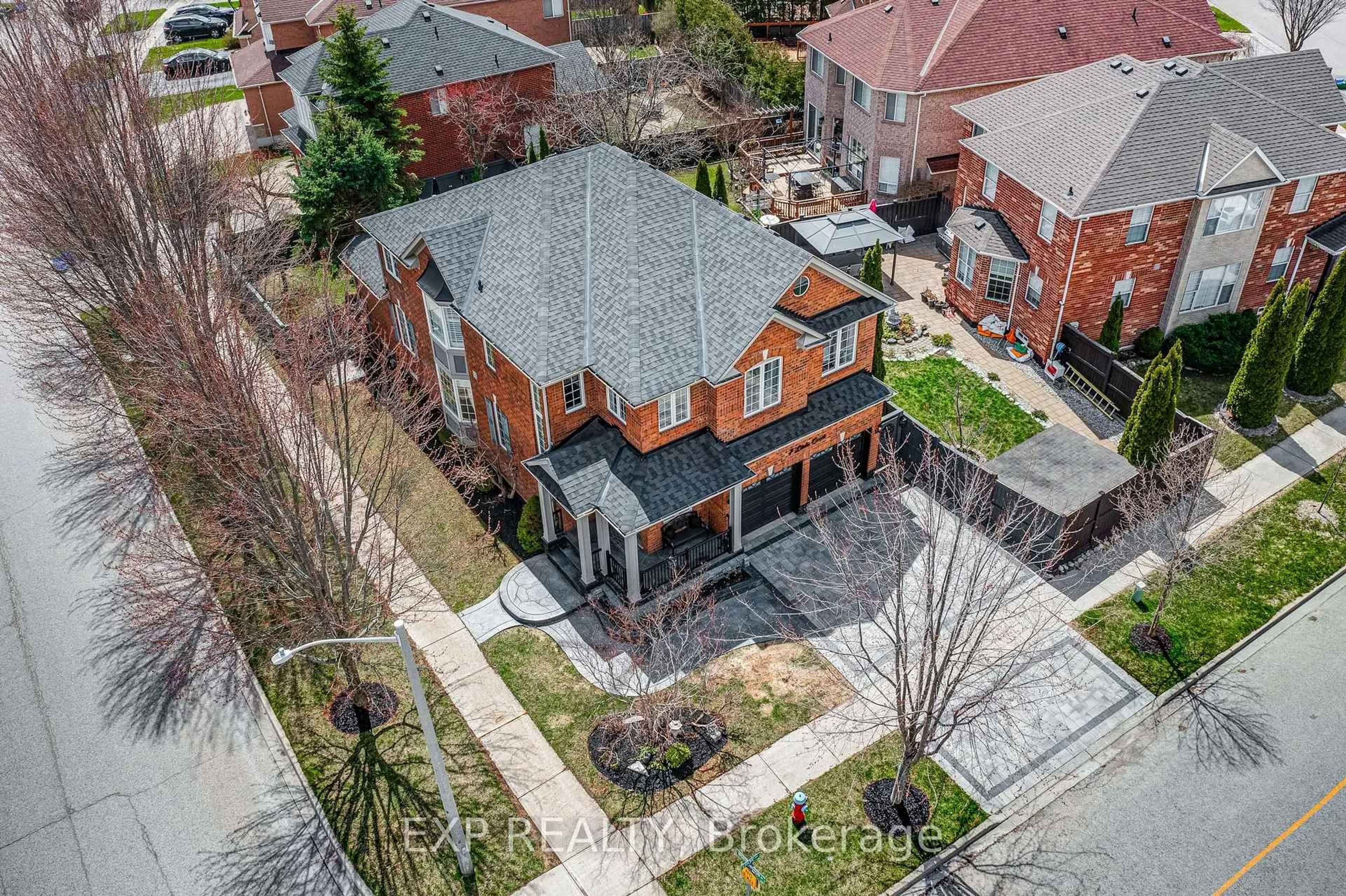A pic from outside/outdoor area/front of a property/back of a property/a pic from drone, street for 7 Litchi Crt, Richmond Hill Ontario L4E 4V1